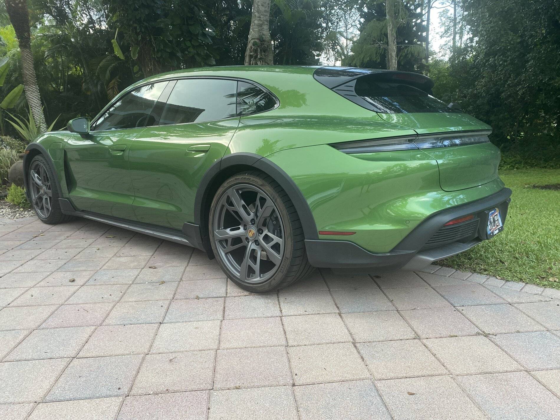 Porsche Taycan Cool Mamba Green CT Display 12763A49-724B-4BAC-AE97-B7046B0308C4