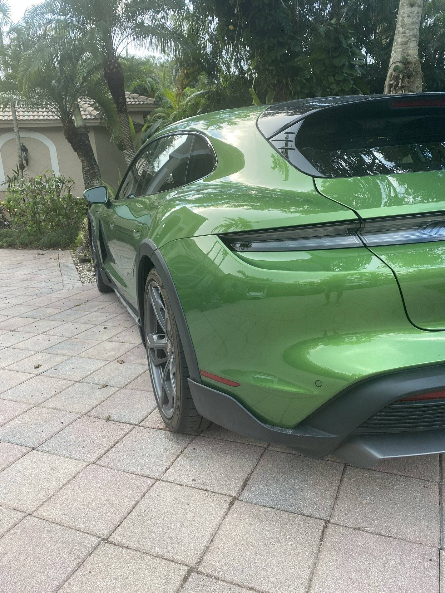 Porsche Taycan Cool Mamba Green CT Display FF4D8DF3-D376-49F9-99C3-EE9FAFB73391