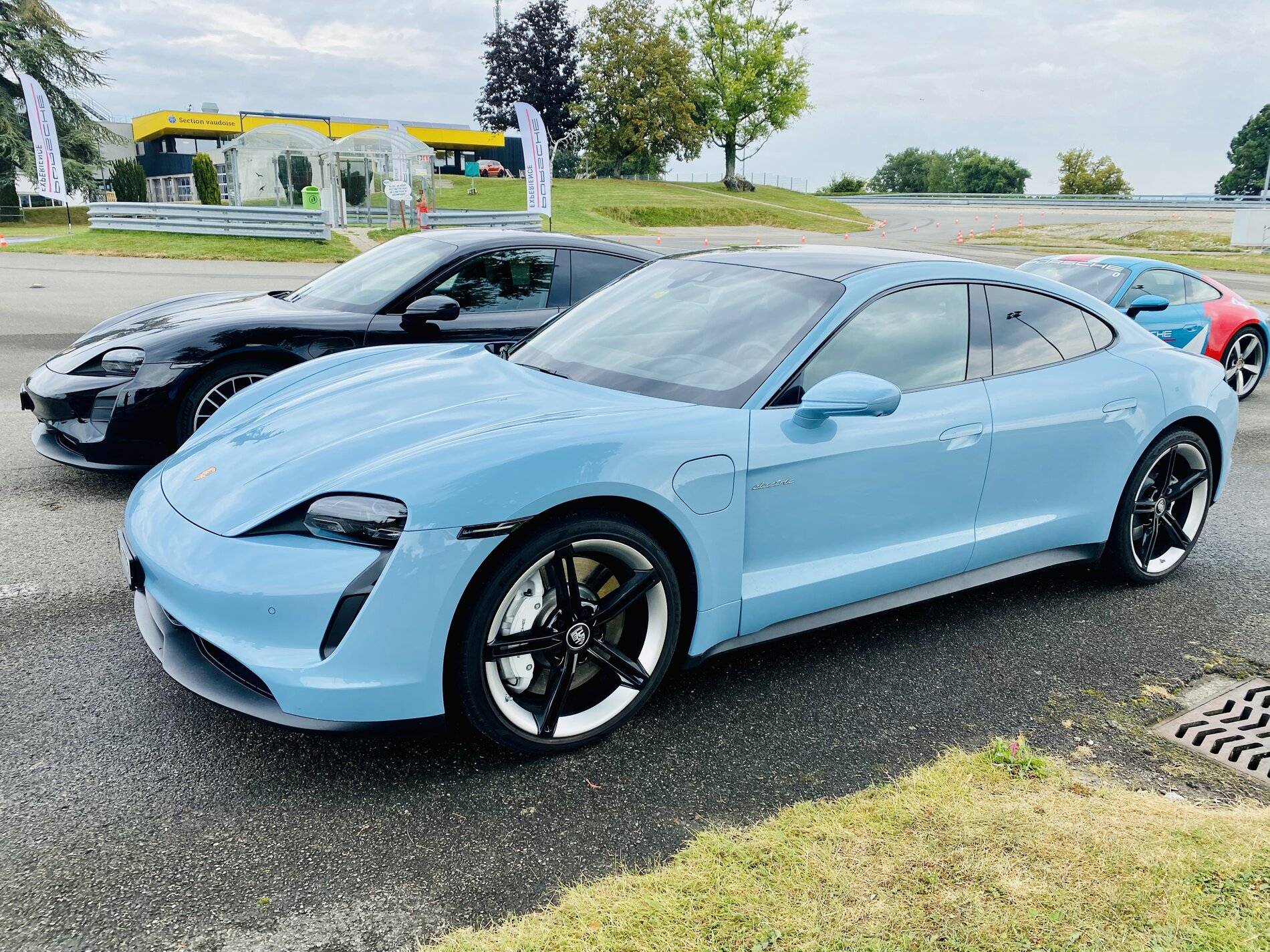 Porsche Taycan FROZEN BLUE Taycan Club 8AEB311A-42F5-48AE-89BD-B0B30FF79B07