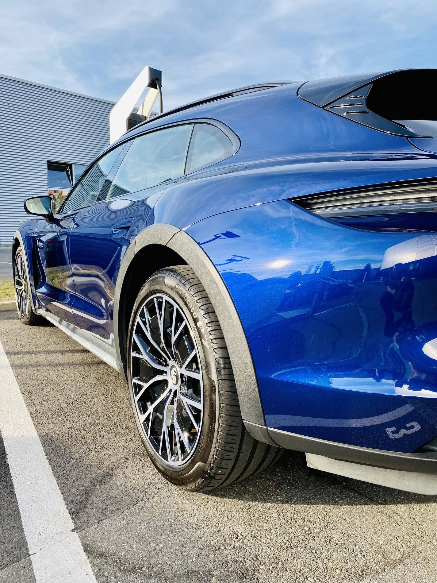 Porsche Taycan GENTIAN BLUE Taycan Club BA416C8B-1A72-4E2C-9526-3DD0A186F195