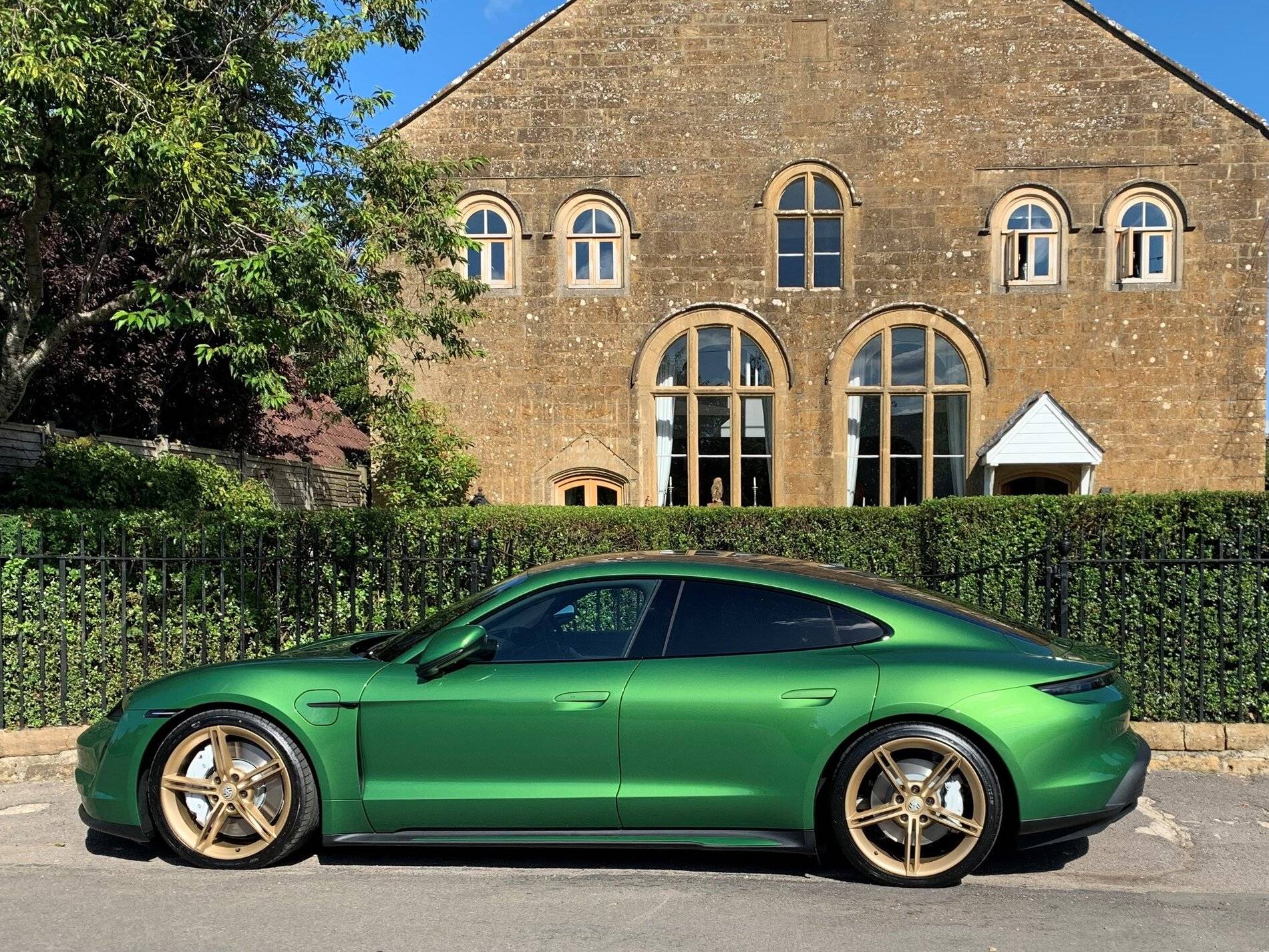 Porsche Taycan MAMBA GREEN Taycan Club Car (2)