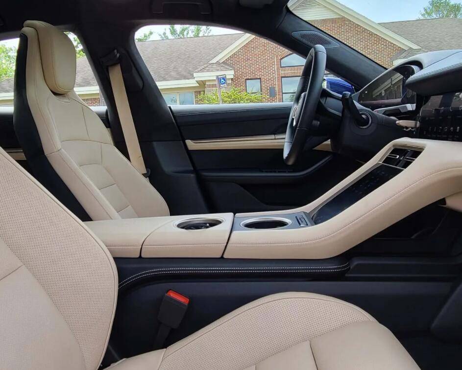 Porsche Taycan Anyone select the "Center Console Trim in Leather" option? 1632172326959