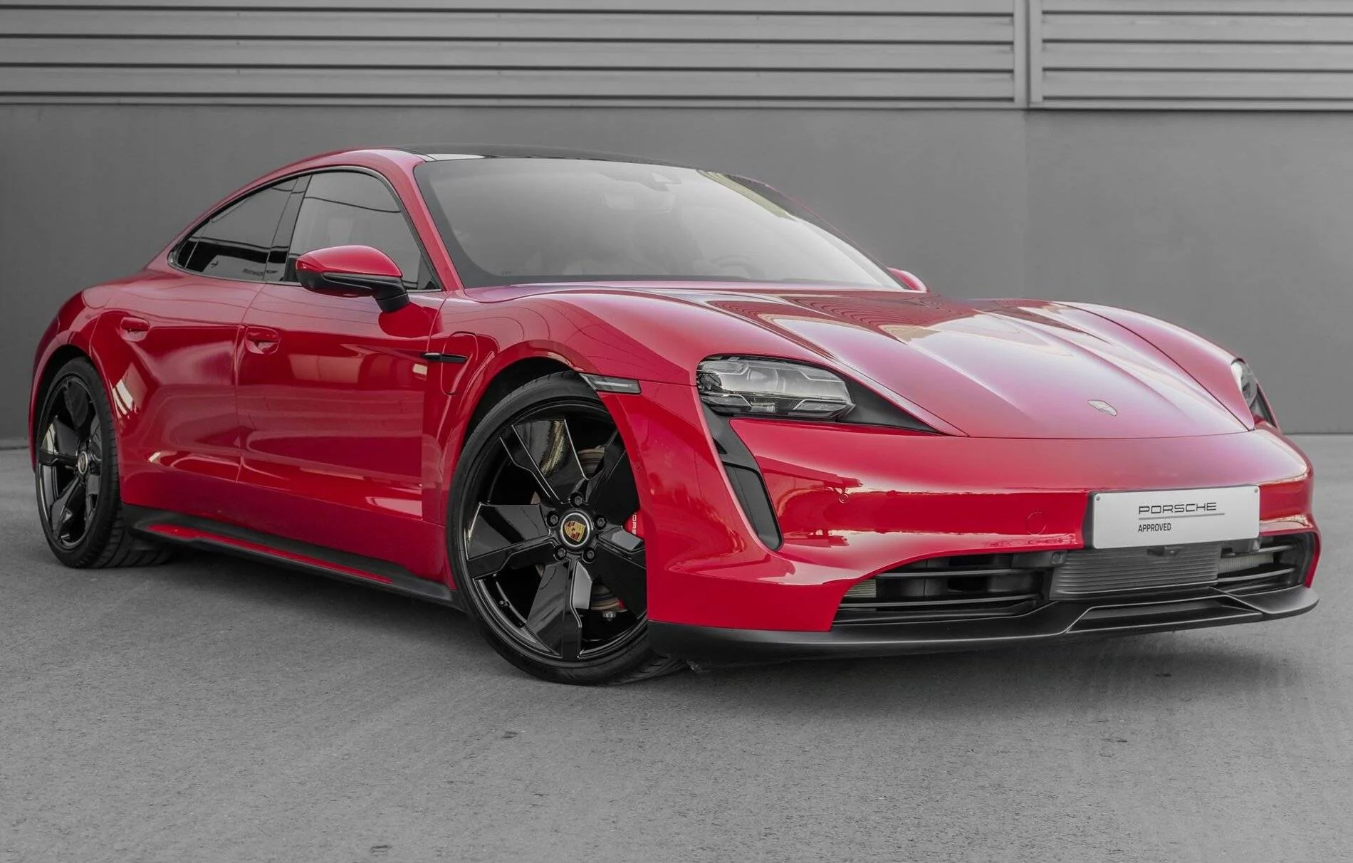 Porsche Taycan CARMINE RED Taycan Club 94F21576-81D5-4DE4-A8C0-D0A25BA3E5CB