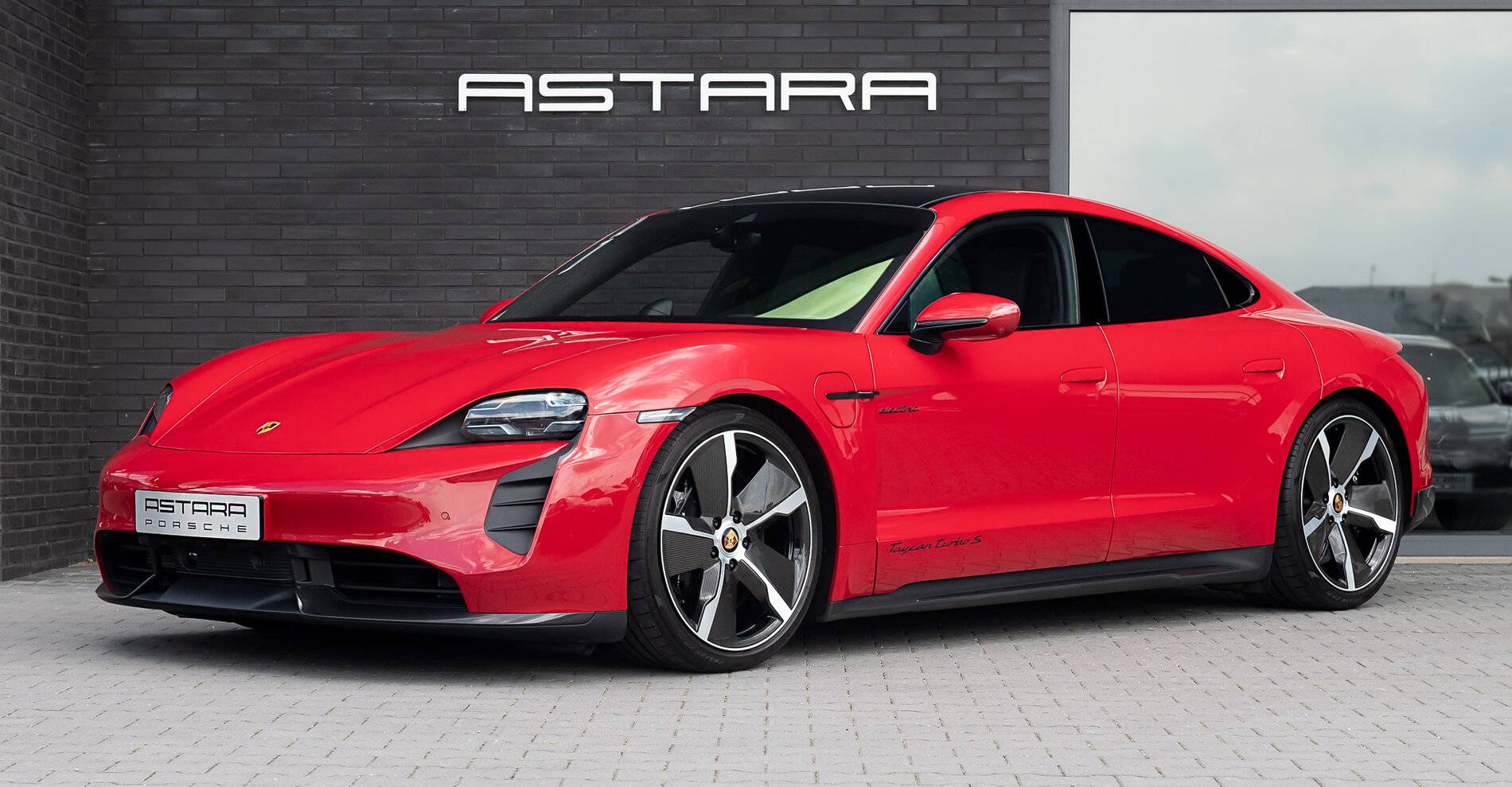Porsche Taycan CARMINE RED Taycan Club 1300ED31-E7A8-42B6-811A-00AF2EEAF264