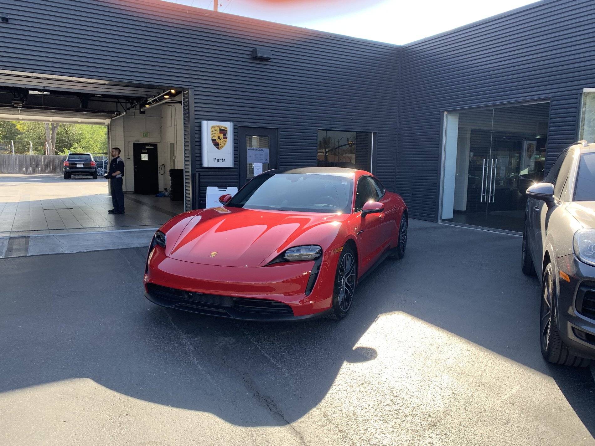 Porsche Taycan CARMINE RED Taycan Club 93632CE7-892B-4CDF-8259-14CFC957FAC3