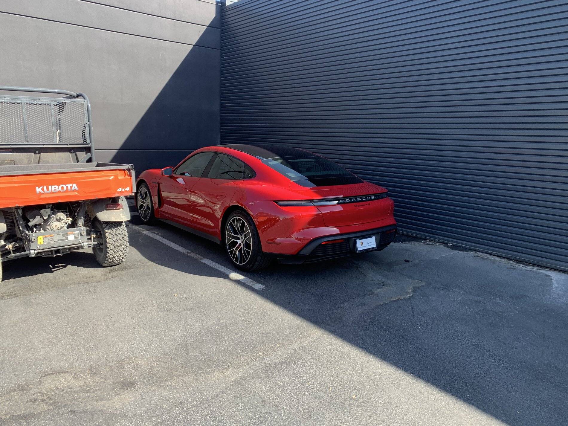 Porsche Taycan CARMINE RED Taycan Club D9477454-264D-4BFE-9E92-50423A9AB239