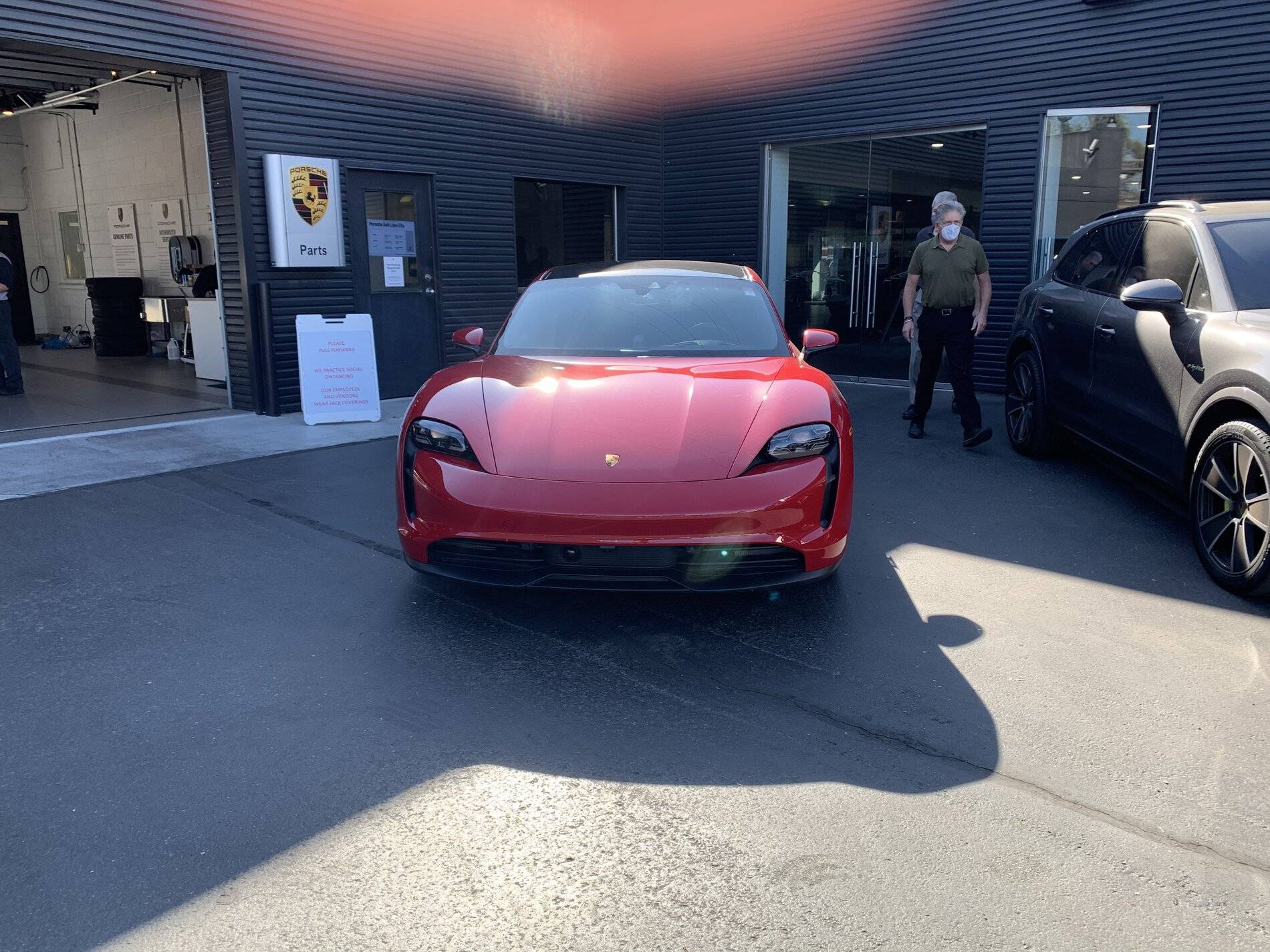 Porsche Taycan CARMINE RED Taycan Club 27A70A8E-066E-4D2B-B040-9677550E6B2C