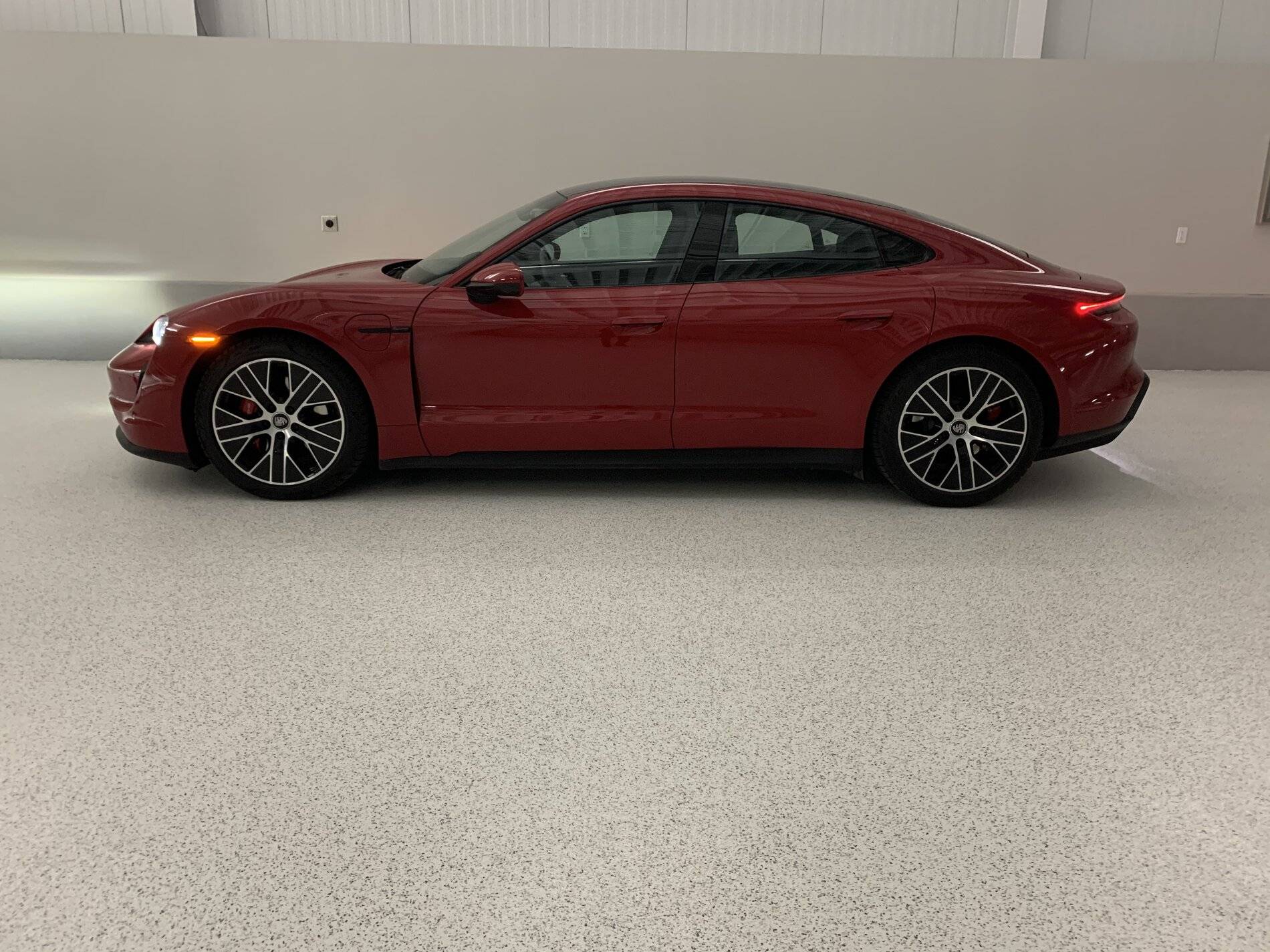 Porsche Taycan CARMINE RED Taycan Club 47FFEEFE-5552-420C-AA48-52F81900D0C6