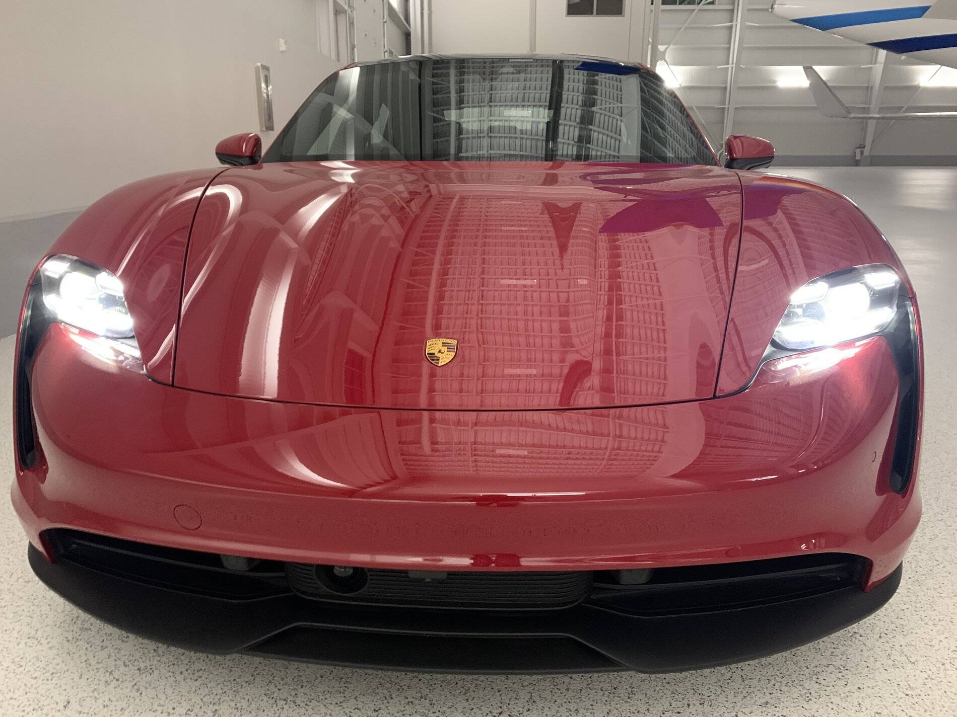 Porsche Taycan CARMINE RED Taycan Club 322B2734-B8E9-4BC5-B438-99EAD49E61CE