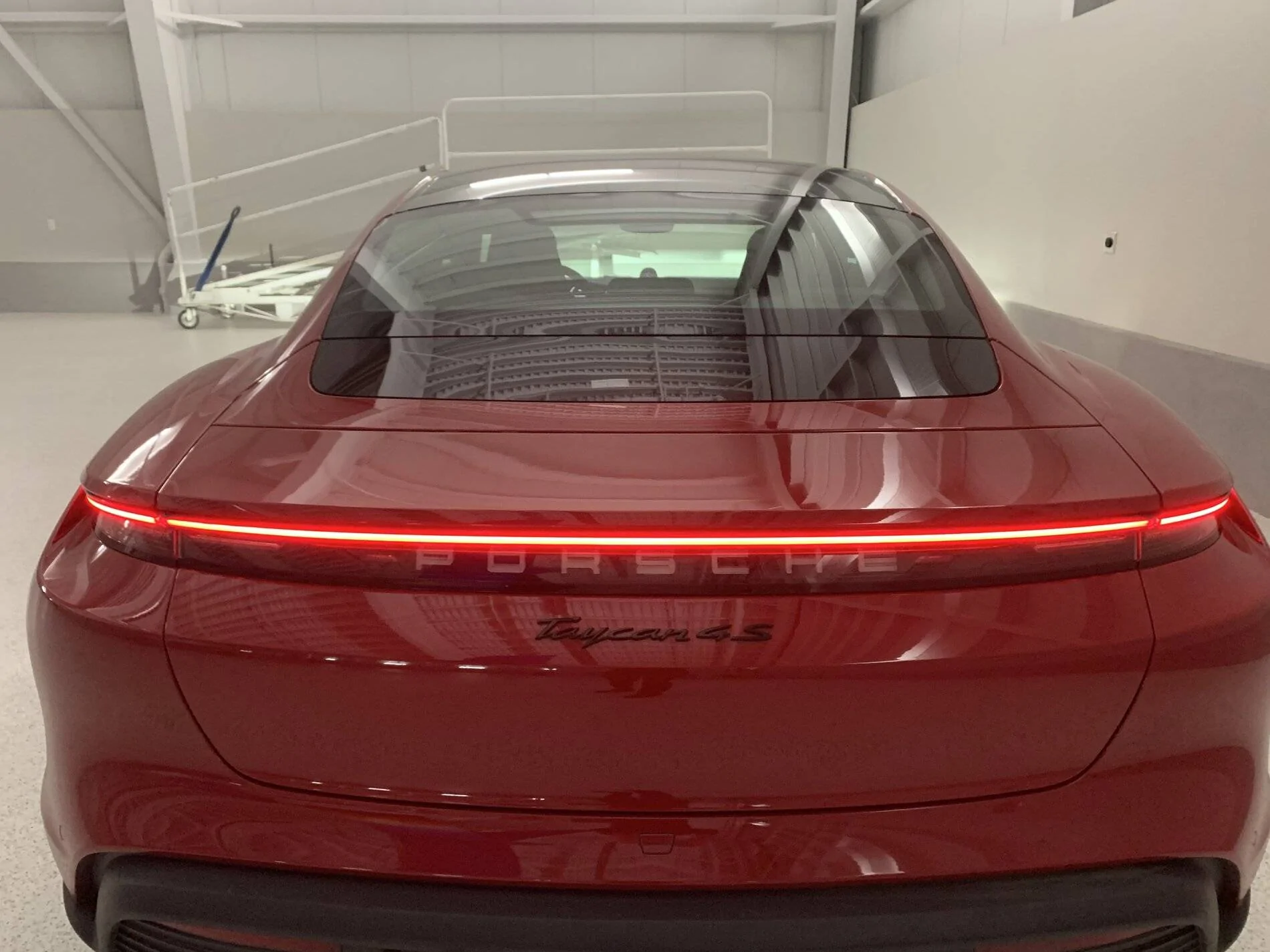 Porsche Taycan CARMINE RED Taycan Club 12B1E2DE-3EC4-433E-9066-B67C61C1C361
