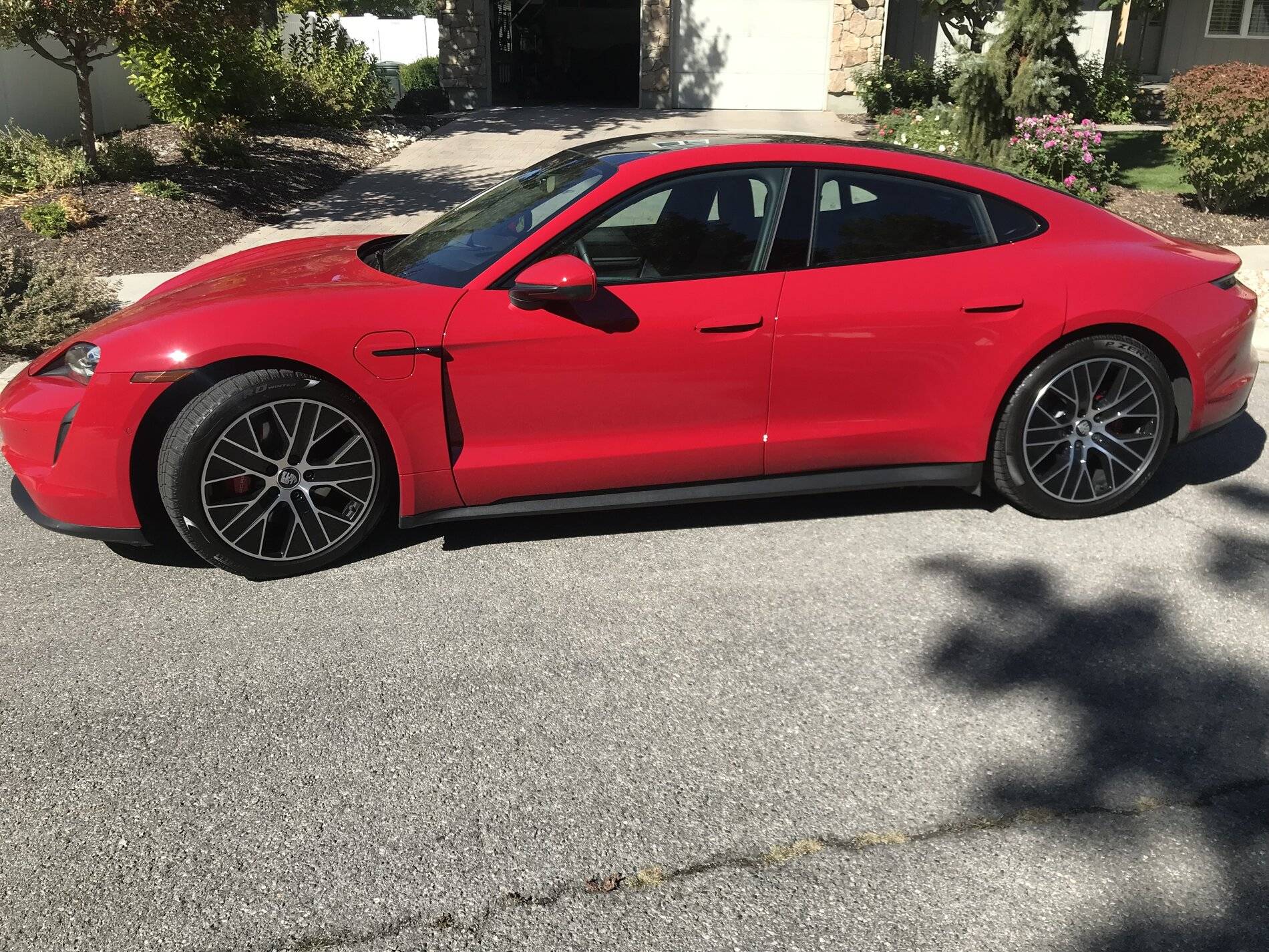 Porsche Taycan CARMINE RED Taycan Club 3015CEBB-FB7E-4375-817E-EE05F11EA5B9