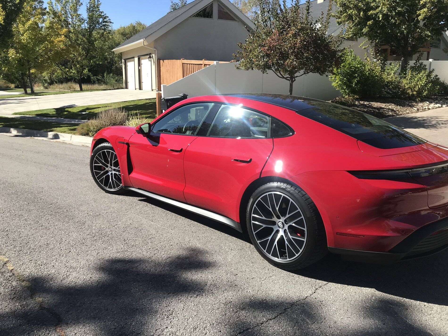 Porsche Taycan CARMINE RED Taycan Club 5E8801F8-C279-4FCA-B29A-6692050D2D67