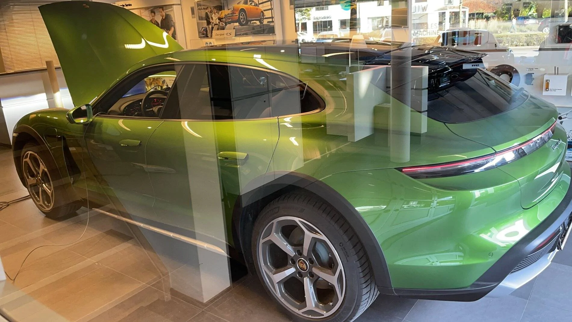 Porsche Taycan Incoming Mamba green CT 3A9FFF6B-F40E-4F30-A621-8849A9D36484
