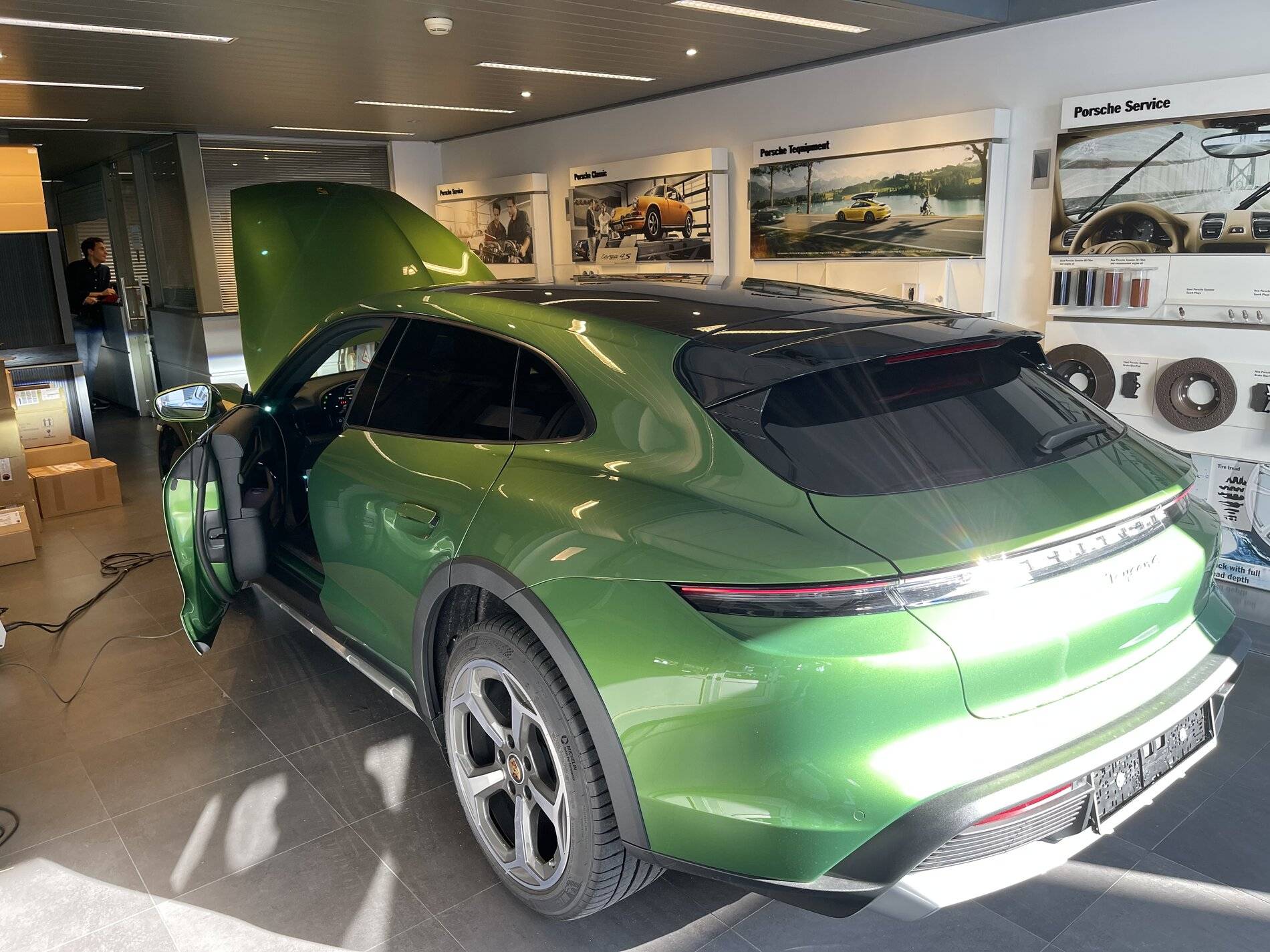 Porsche Taycan Incoming Mamba green CT B7B6447F-7B39-405B-9975-F5F1F2531E62