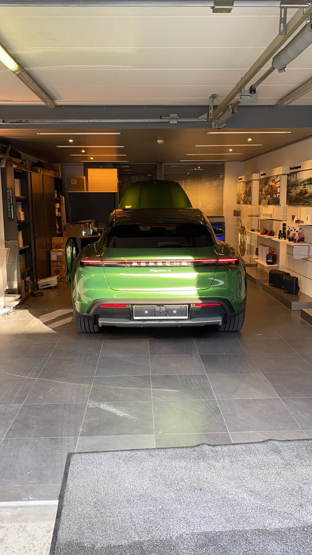 Porsche Taycan Incoming Mamba green CT 13A8FDC3-407B-4D50-825D-8372A20639CB