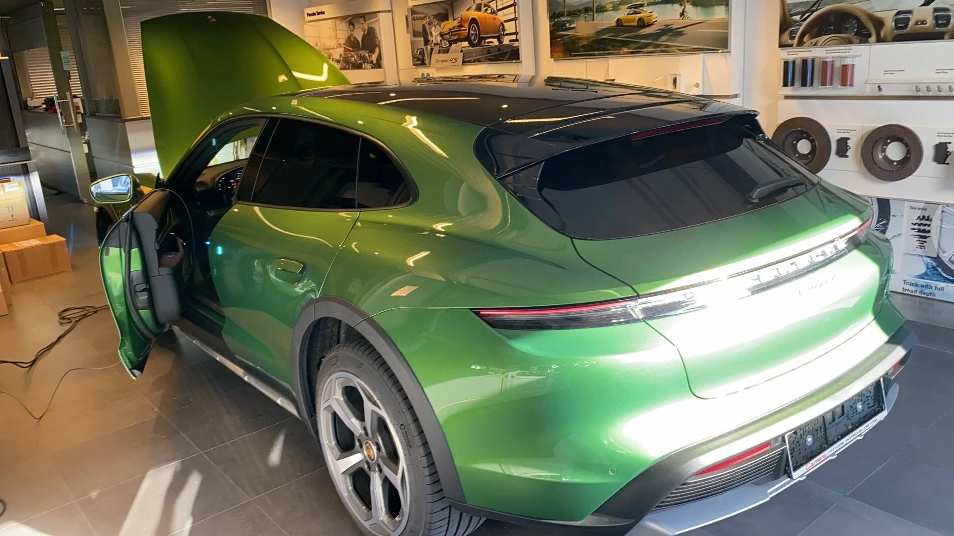 Porsche Taycan Incoming Mamba green CT A7008477-5B38-44A2-8C85-DBC5BE1A7372