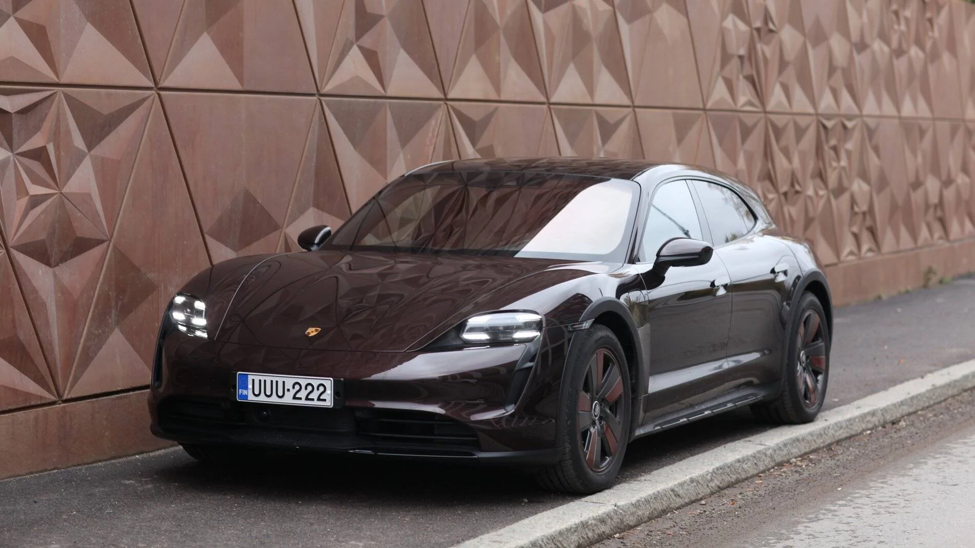 Porsche Taycan MAHOGANY METALLIC Taycan Club Ruu_IMG_2047
