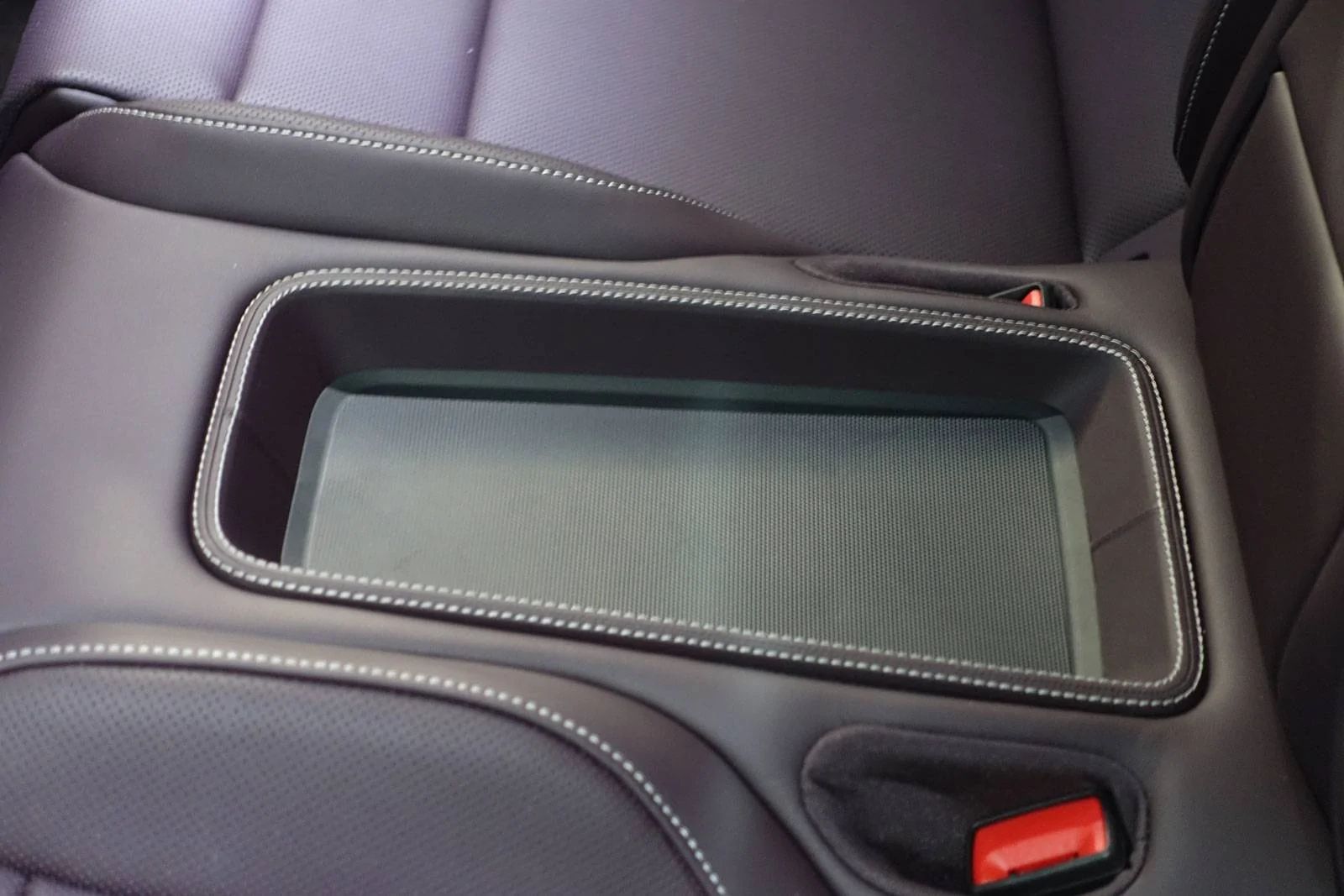 Porsche Taycan Crayon Turbo, do I go Black Olea or Blackberry/Bramble Leather? Ablageschale_Ziernaht