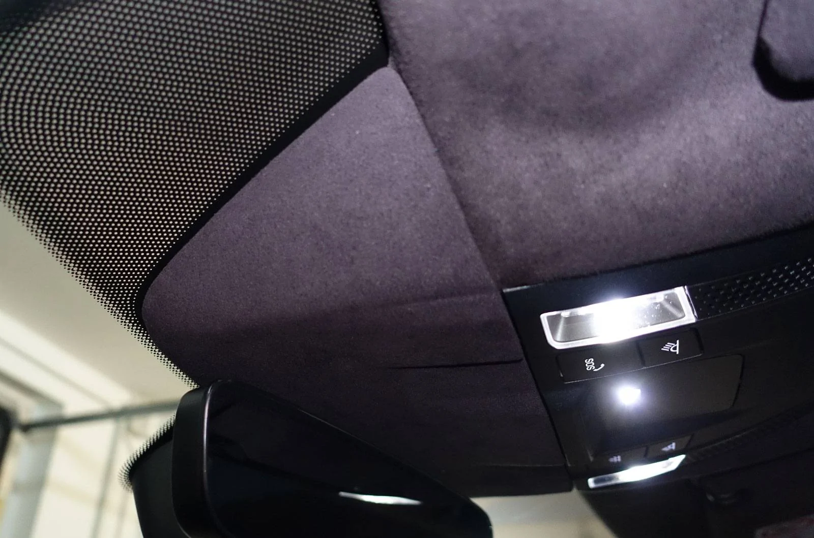 Porsche Taycan Crayon Turbo, do I go Black Olea or Blackberry/Bramble Leather? Race-Tex-Spiegelkonsol