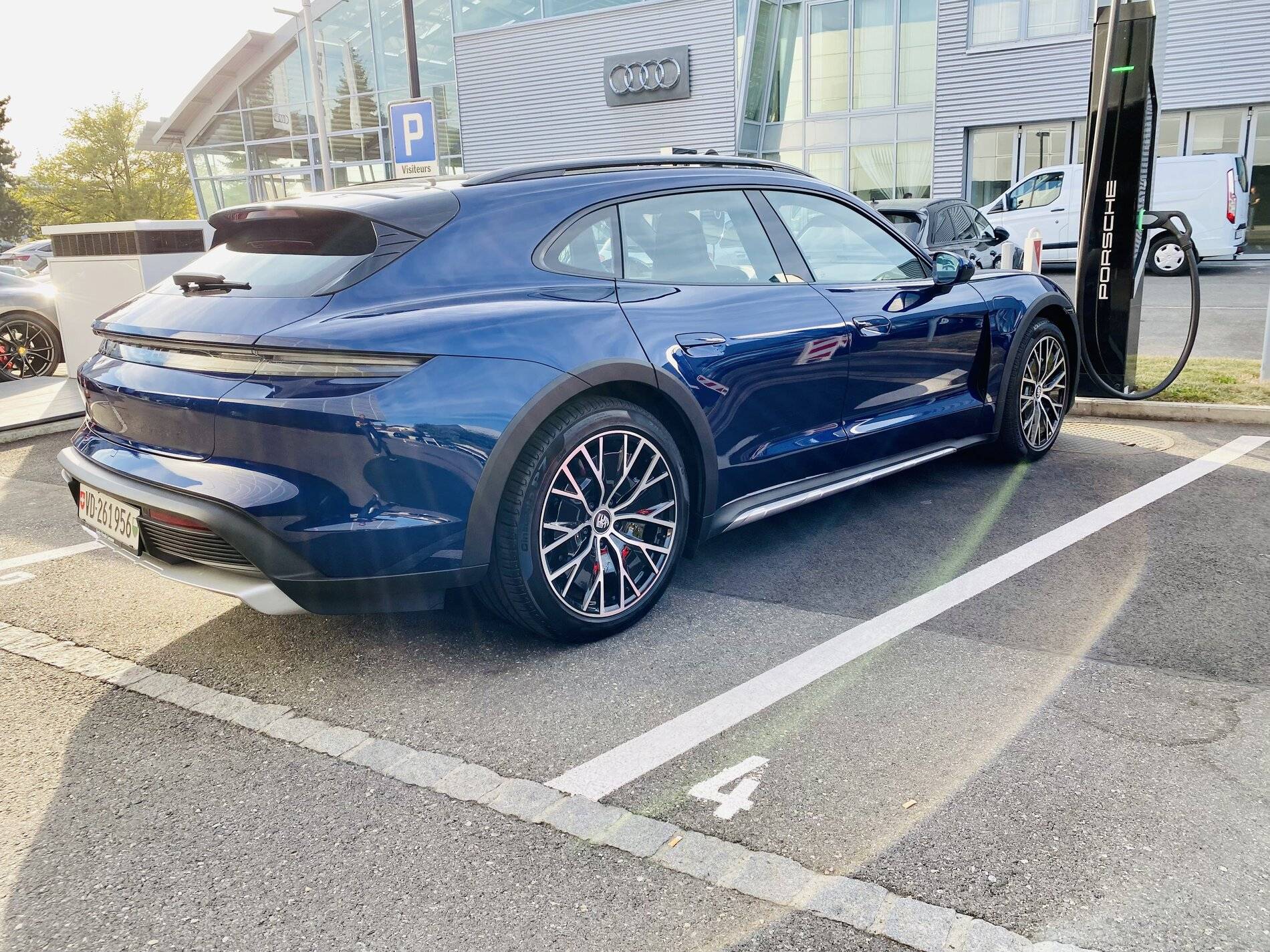 Porsche Taycan Gentian Blue or Ice Grey 4A272FD9-C23C-43E3-8150-065827AD1D1A