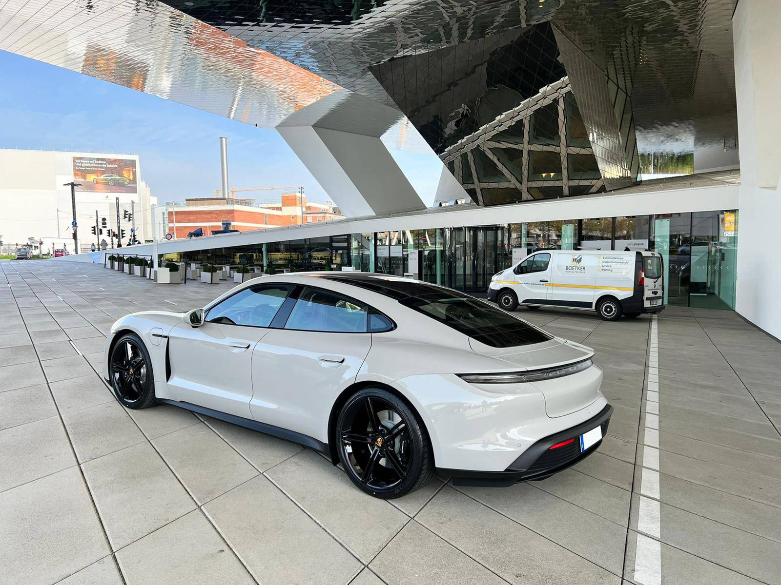 Porsche Taycan CHALK Taycan Club 2