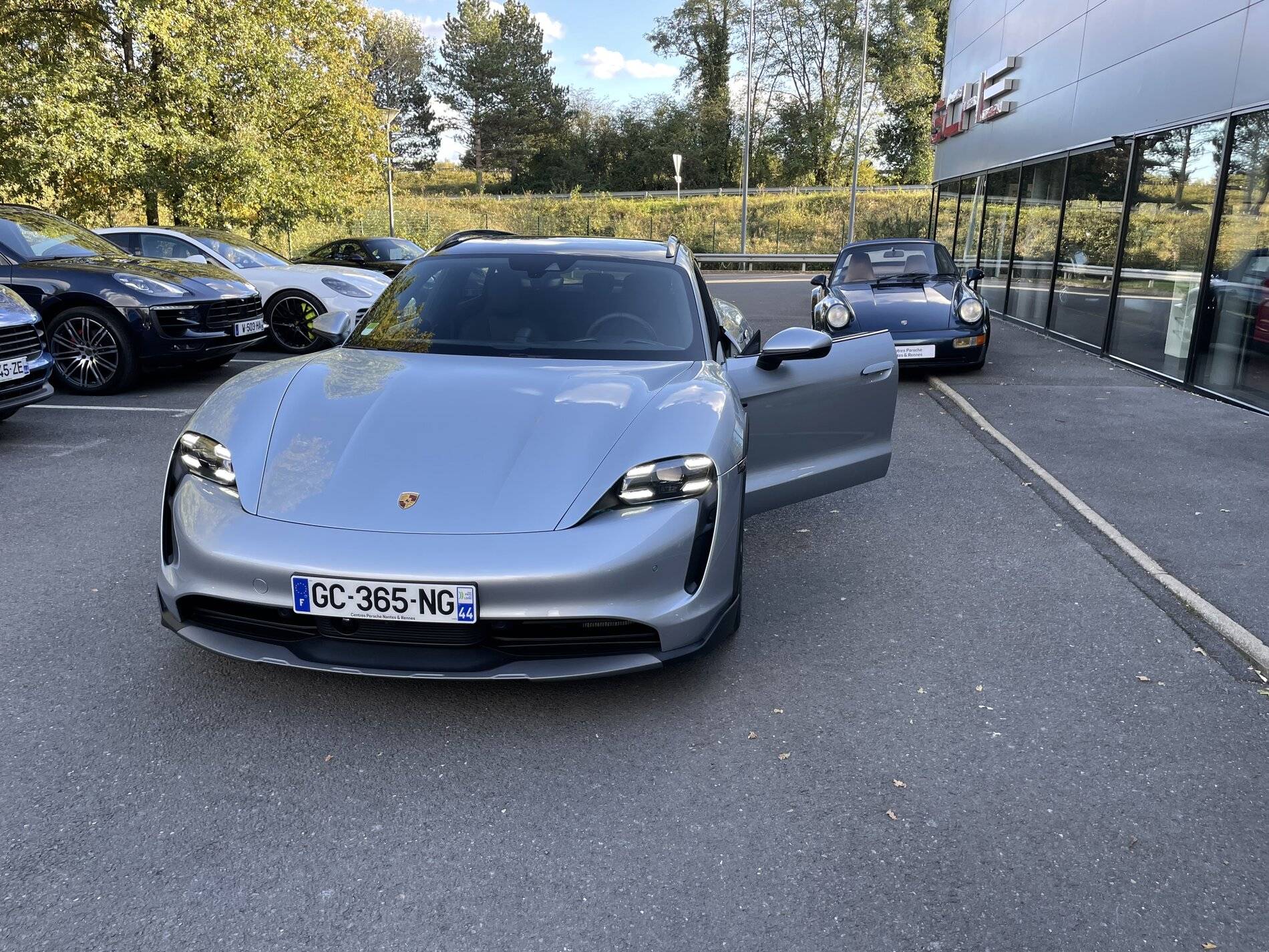 Porsche Taycan DOLOMITE SILVER Taycan Club C908B632-7C5A-4E9A-BF2E-BC5AE263E753