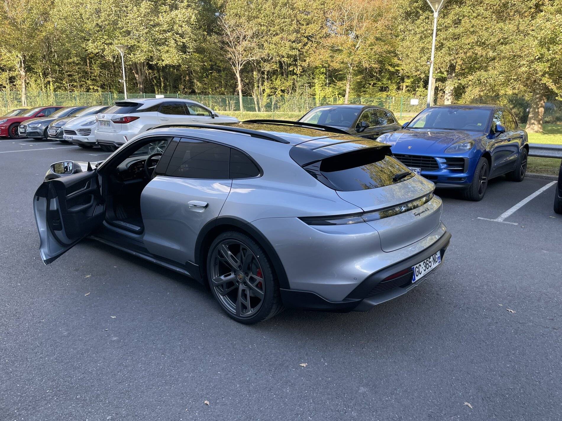 Porsche Taycan DOLOMITE SILVER Taycan Club 1BD91AD3-9AE6-497A-9256-AEEF67B69593