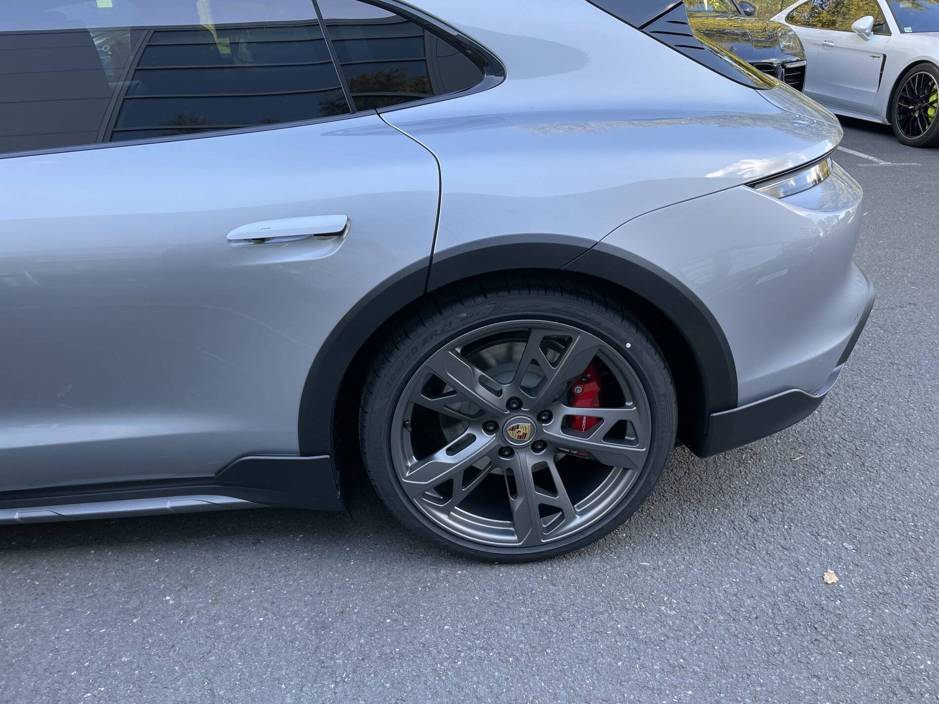 Porsche Taycan DOLOMITE SILVER Taycan Club 7A293123-1CD7-4A16-BA74-BA4DA28D8F98