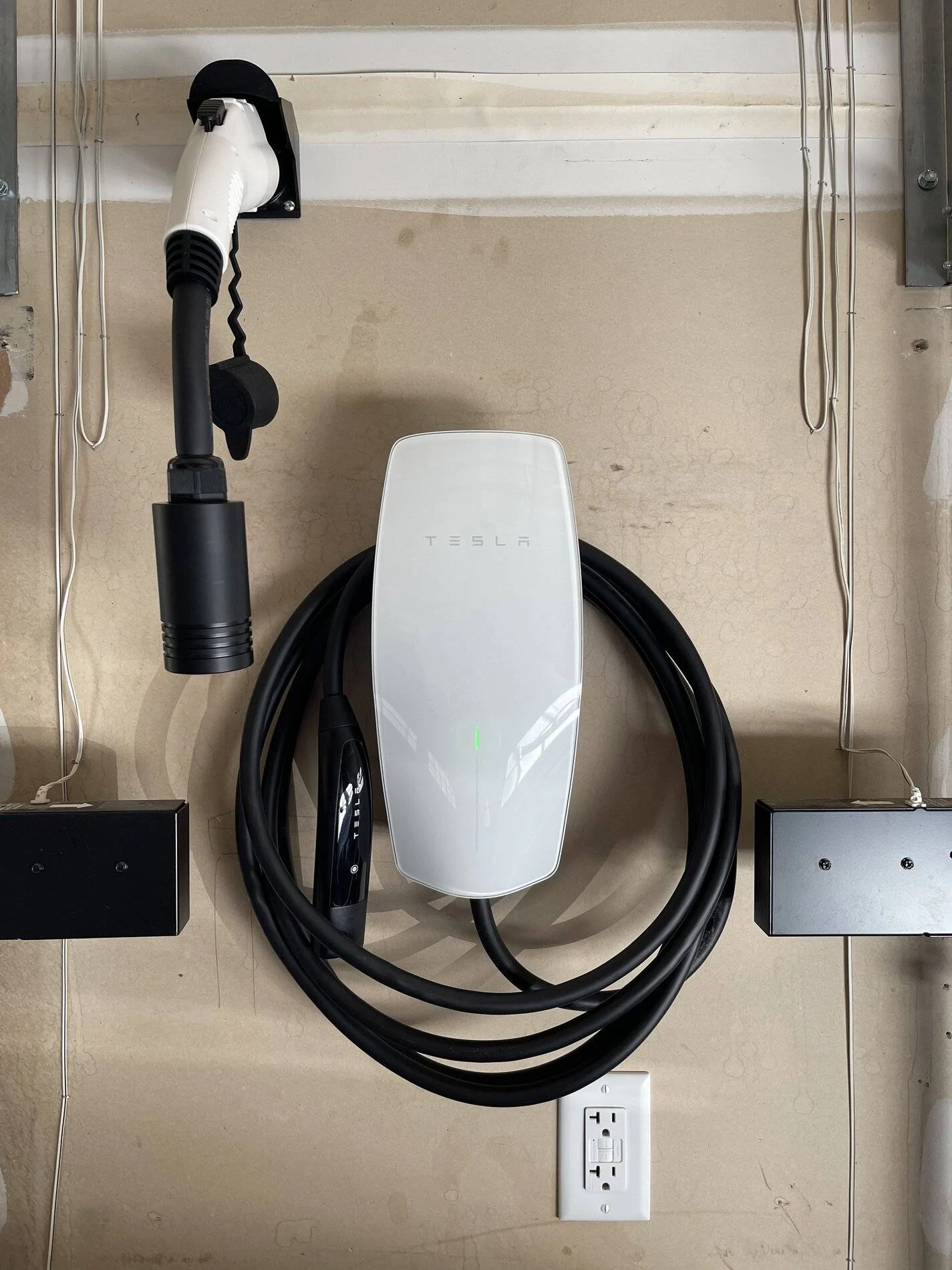 Porsche Taycan Tesla chargers AA5C3993-1F24-4389-96D5-7D1A03D73B36