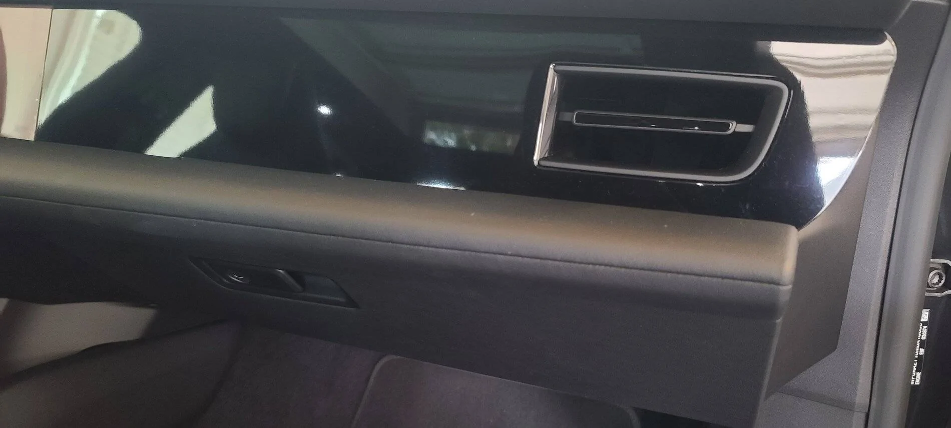 Porsche Taycan Carbon fiber passenger side dash panel? 20211105_131855