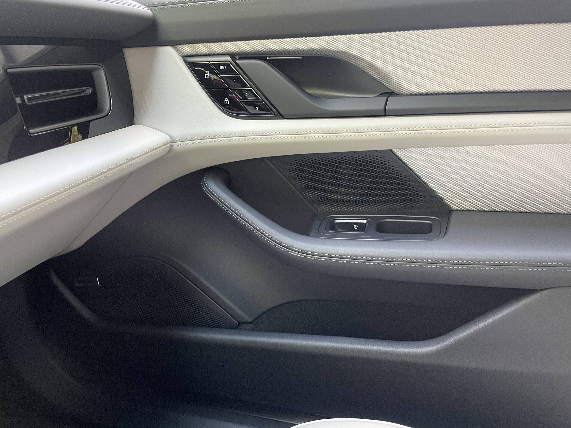 Porsche Taycan Anyone select the "Center Console Trim in Leather" option? F279953B-7D32-4223-8D68-C9C825CEB310