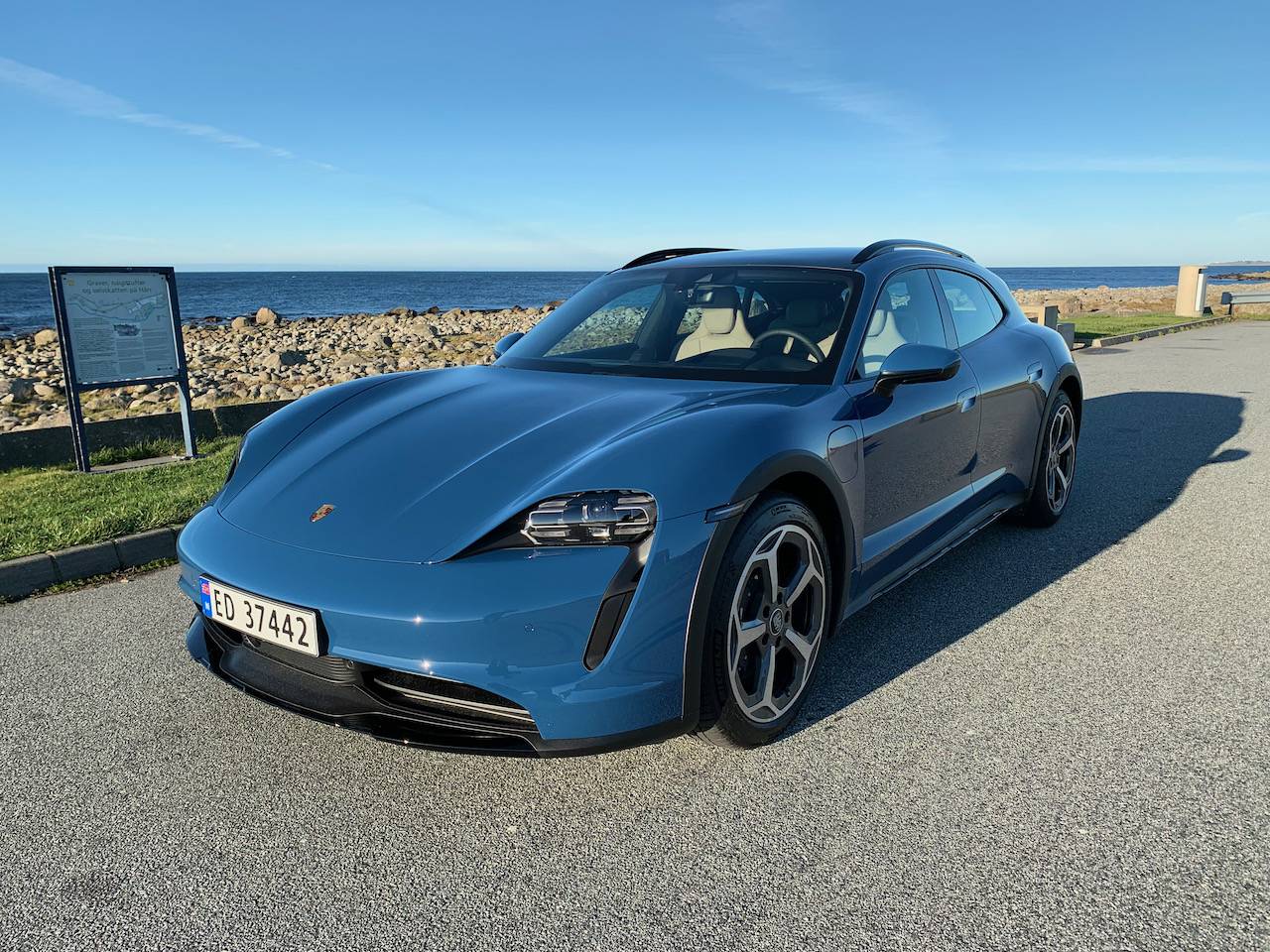 Porsche Taycan NEPTUNE BLUE Taycan Club IMG_1492