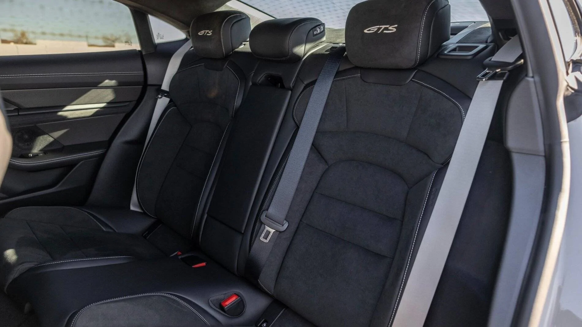 Porsche Taycan ? World Premiere: 2022 Taycan GTS Sedan and GTS Sport Turismo 2022_Taycan_GTS_Chalk_041_highres