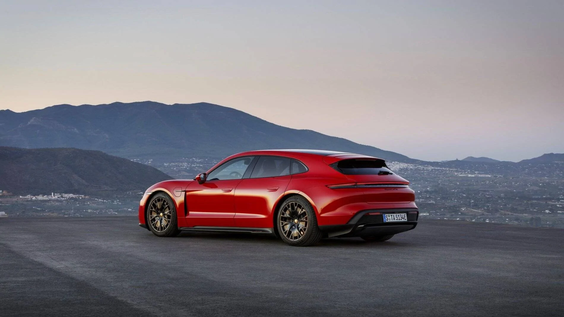 Porsche Taycan ? World Premiere: 2022 Taycan GTS Sedan and GTS Sport Turismo W21_0770_highres