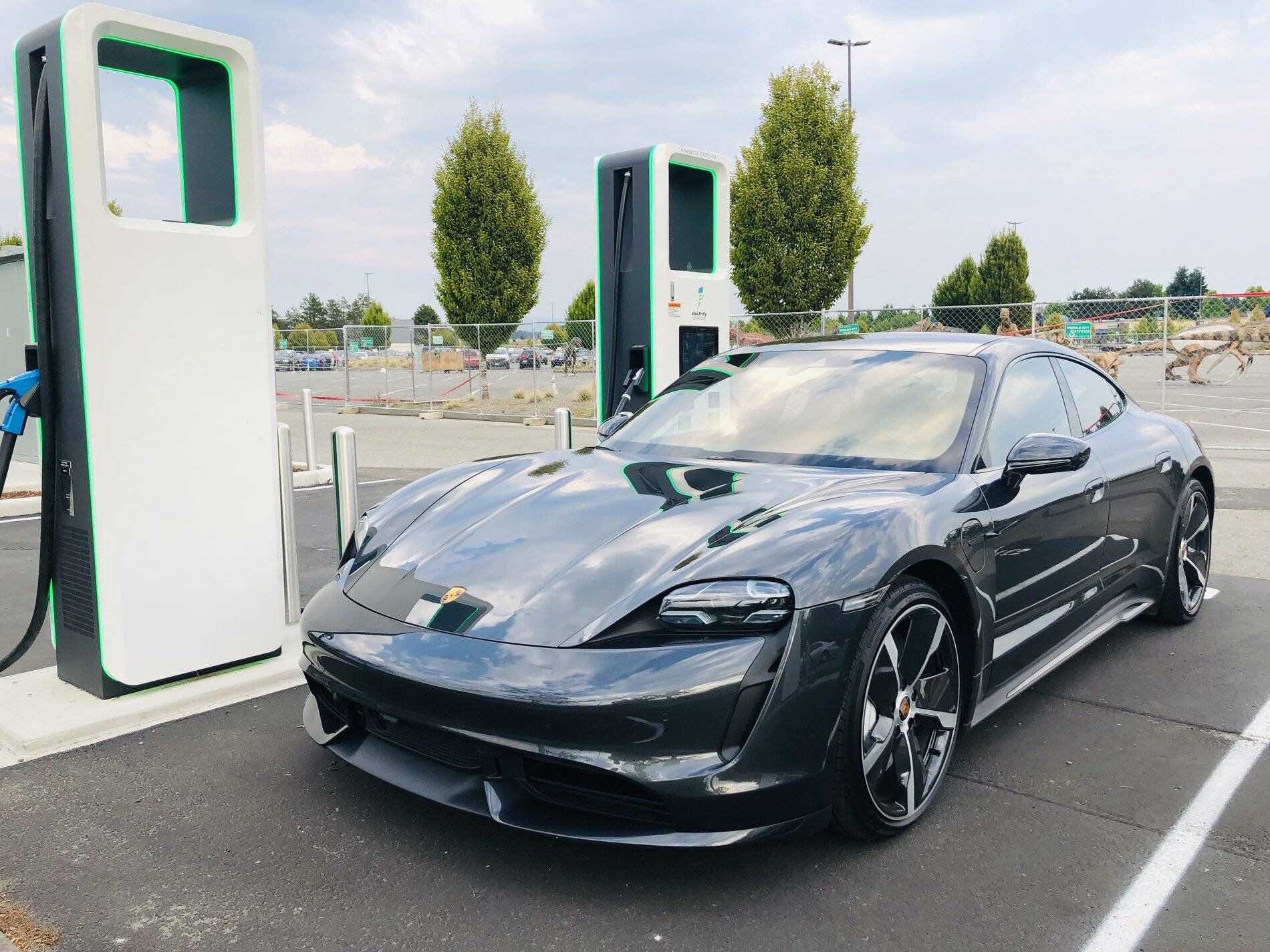 Porsche Taycan VOLCANO GREY Taycan Club 8227D1C9-788D-4274-97B4-2DA404A82C80