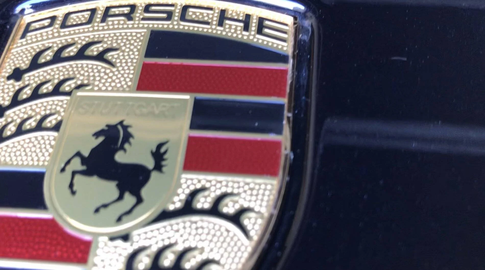 Porsche Taycan Porsche Crest 1A3E96DA-9E09-4AB3-83A0-CF9313631FCF