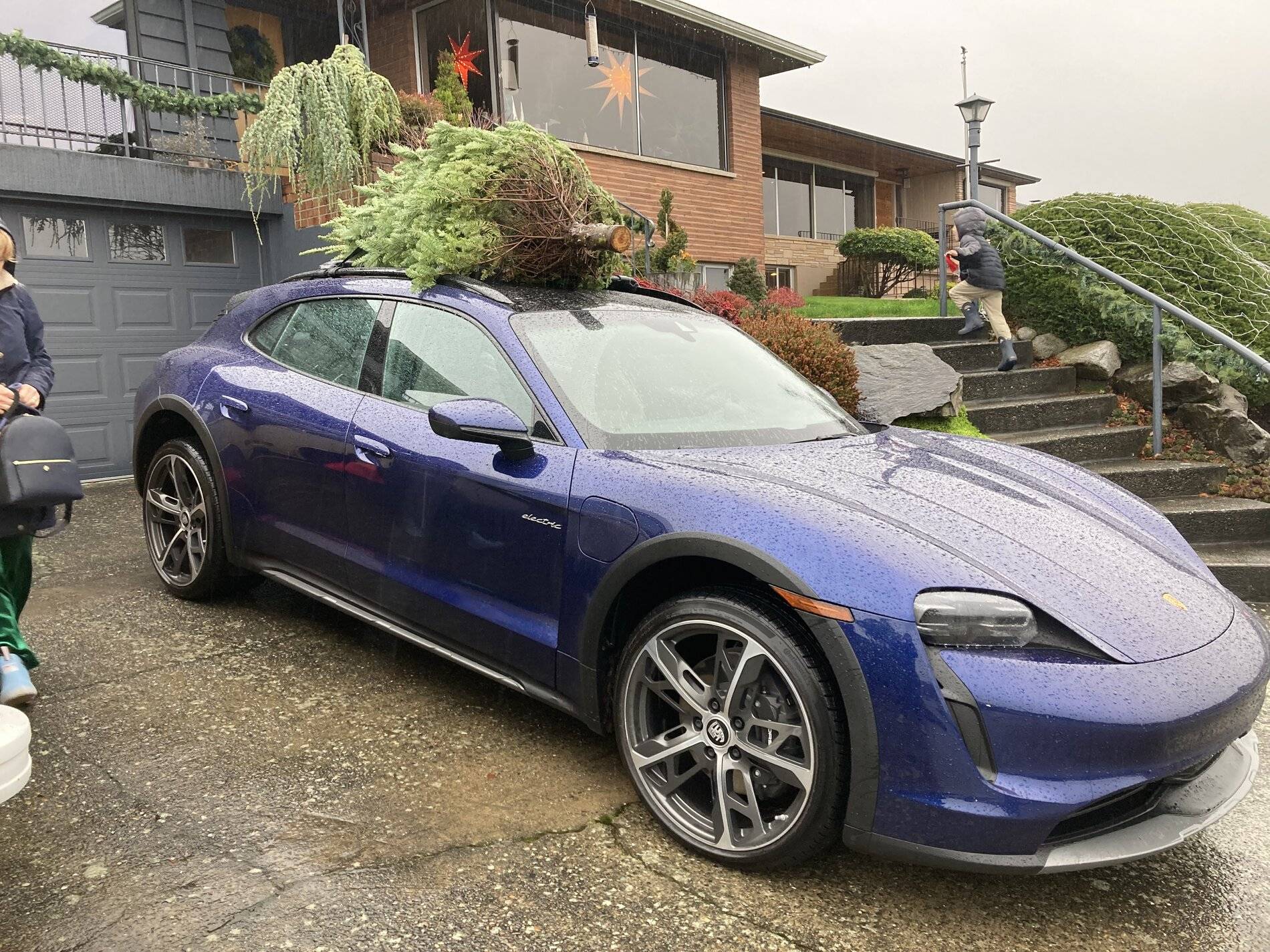 Porsche Taycan Anyone got the Porsche roof bars and box? 48535553-B716-44DA-9942-42D3B62E8854