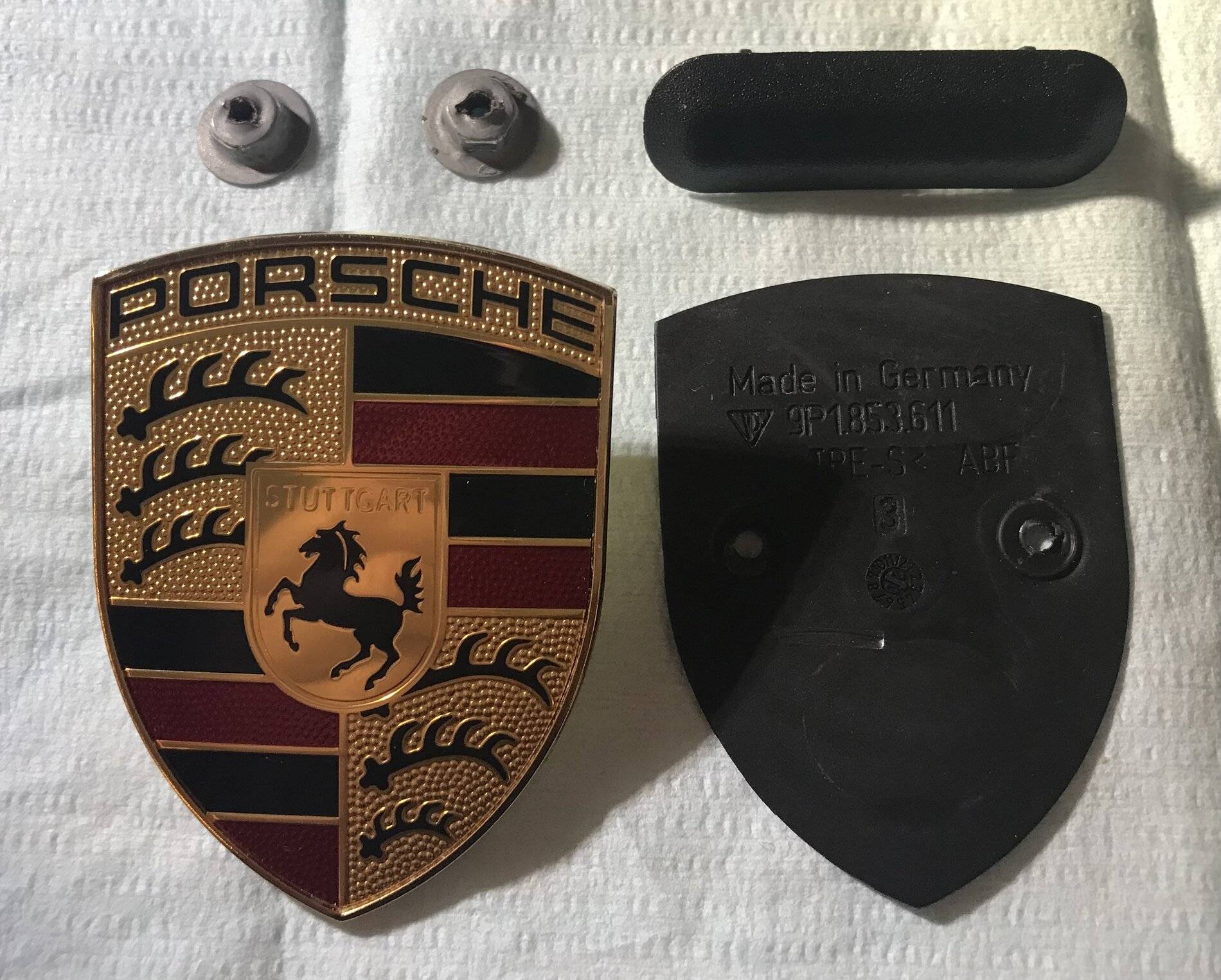 Porsche Taycan Porsche Crest F1087E71-D434-4F58-96D7-312197FBDBD1