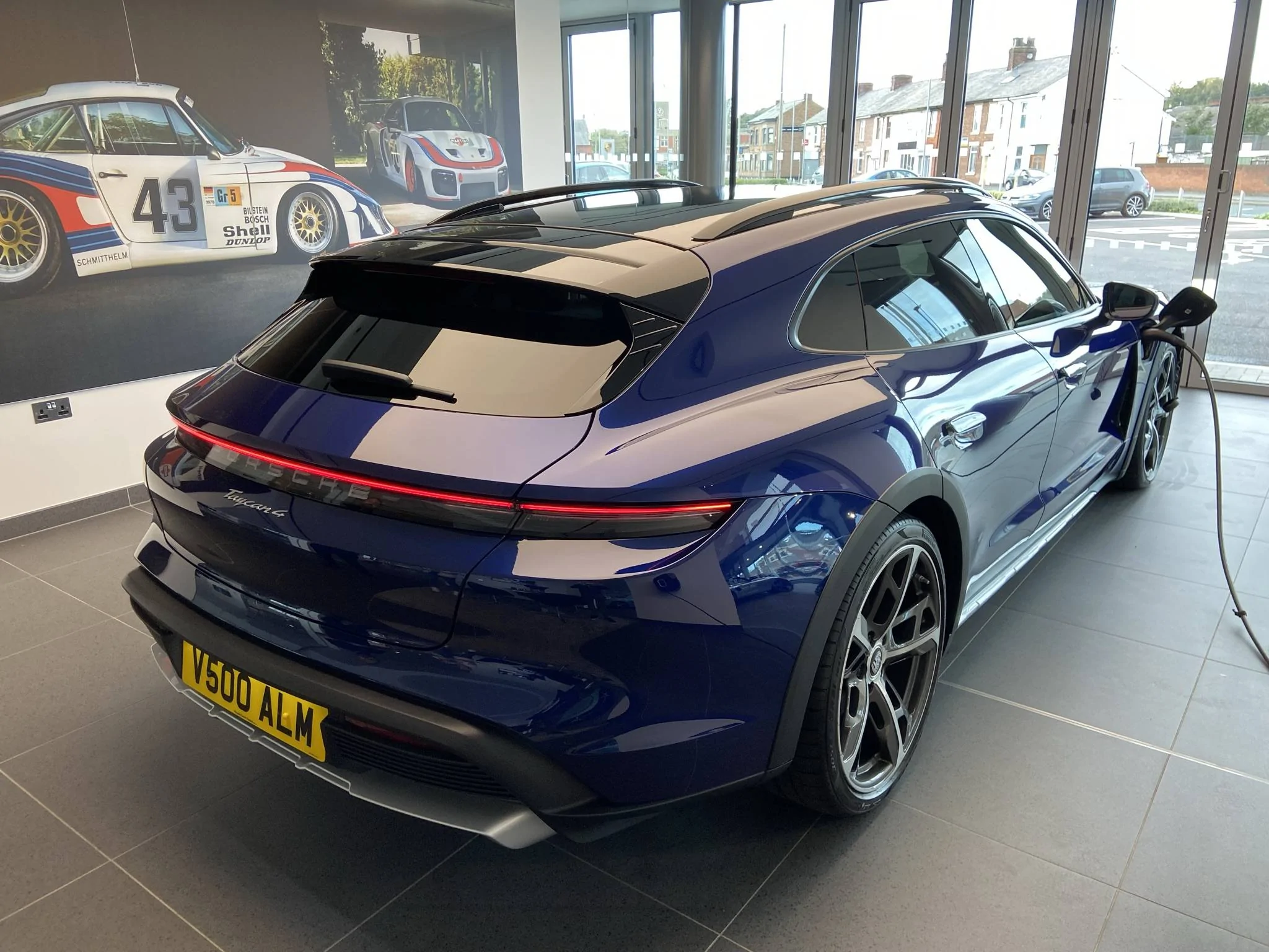 Porsche Taycan GENTIAN BLUE Taycan Club 967395C7-7B63-429C-A98C-4AEE5E0D64B1