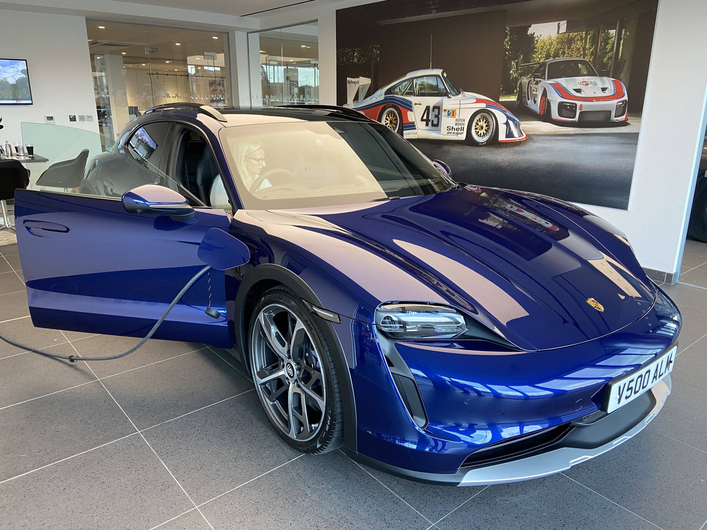 Porsche Taycan GENTIAN BLUE Taycan Club 90F492AE-C4DE-415E-B173-ADAD69738C20