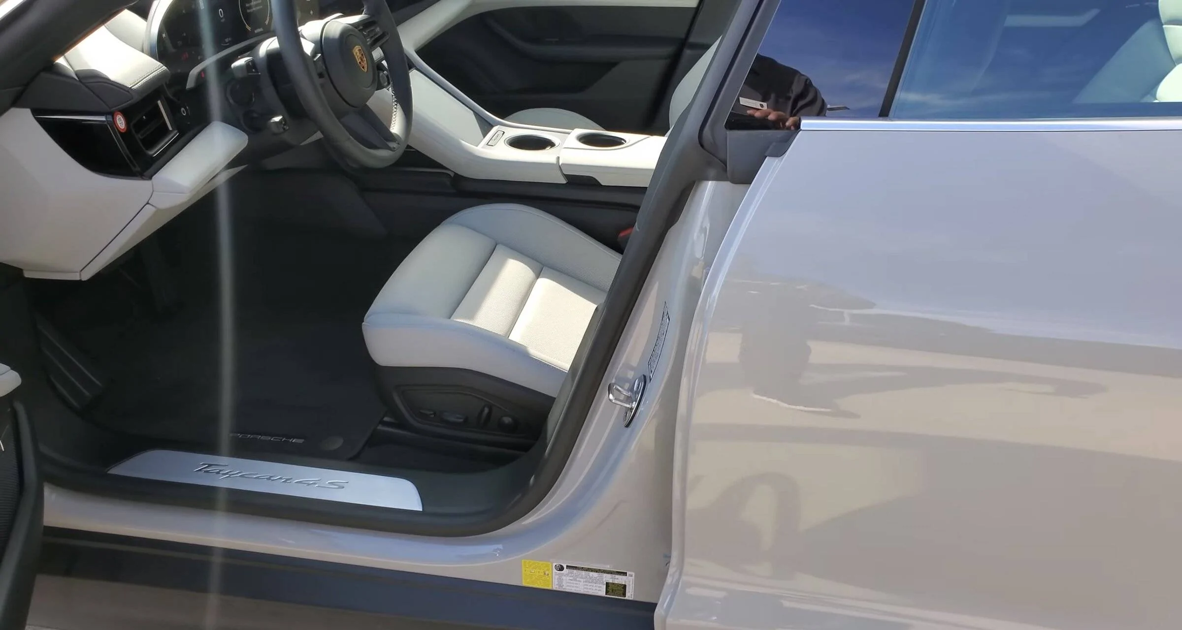 Porsche Taycan Share pics witch chalk interior and exterior (combo - both) AC4EAF9D-2ECB-46BE-9458-C1F1AB7995B6