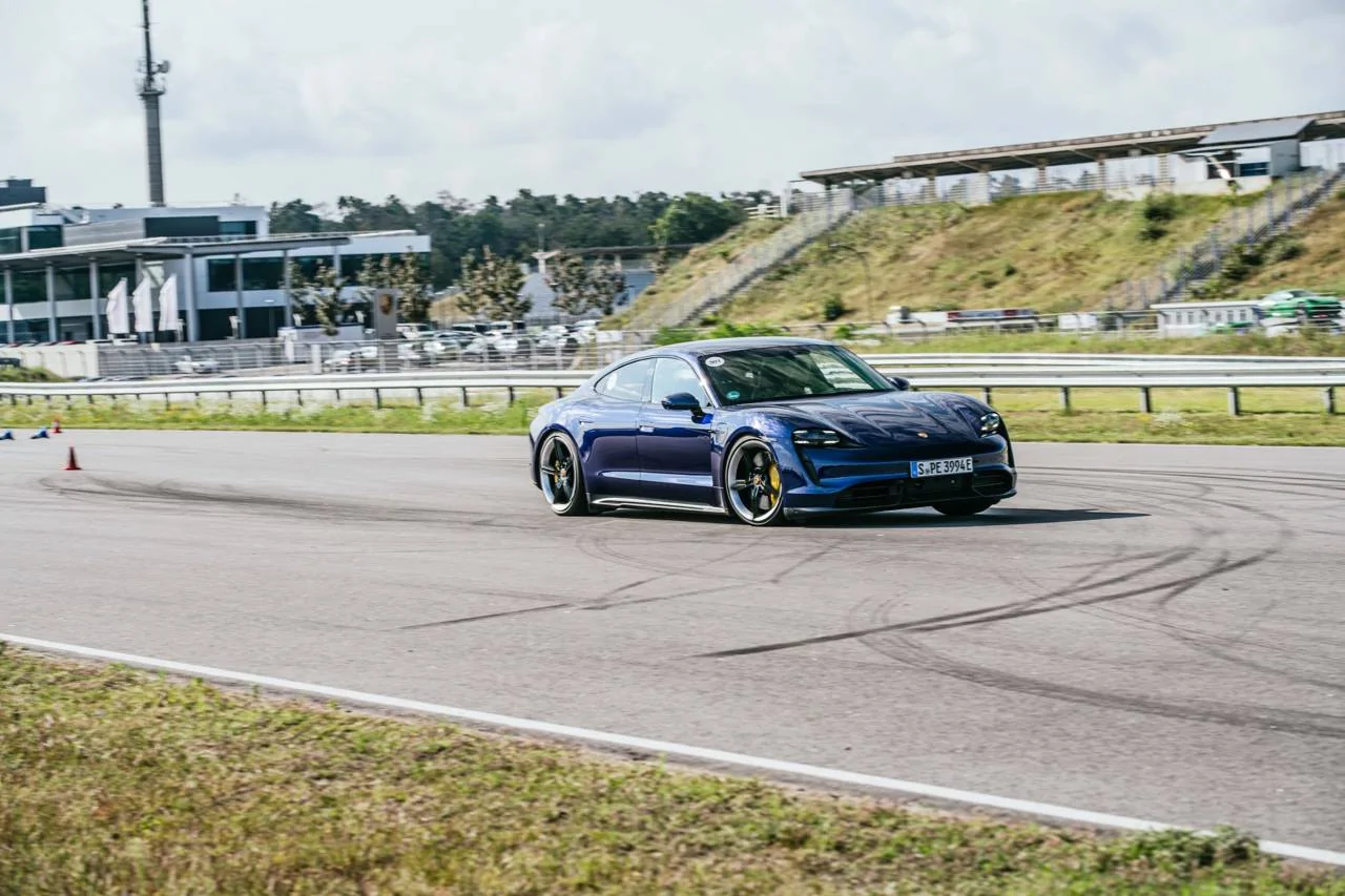 Porsche Taycan Taycan GTS - to PDCC or not? Porsche Track Experience_E-Warm-up PEC Hockenheimring_821521_00200 (1)