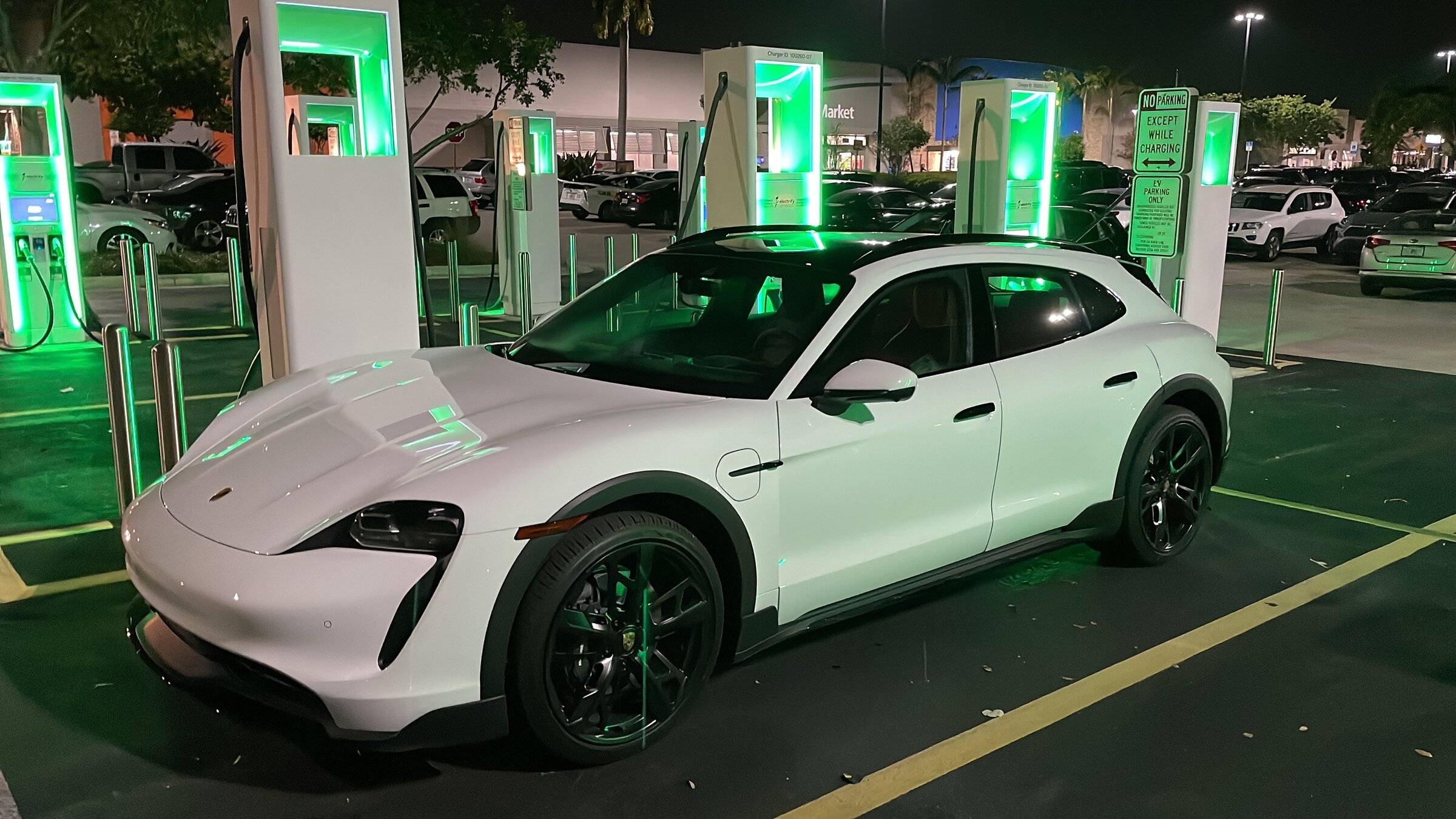 Porsche Taycan Get free charging at Electrify America stations until 11/29 69042932-B134-45BC-B20D-EAE1A36079F3