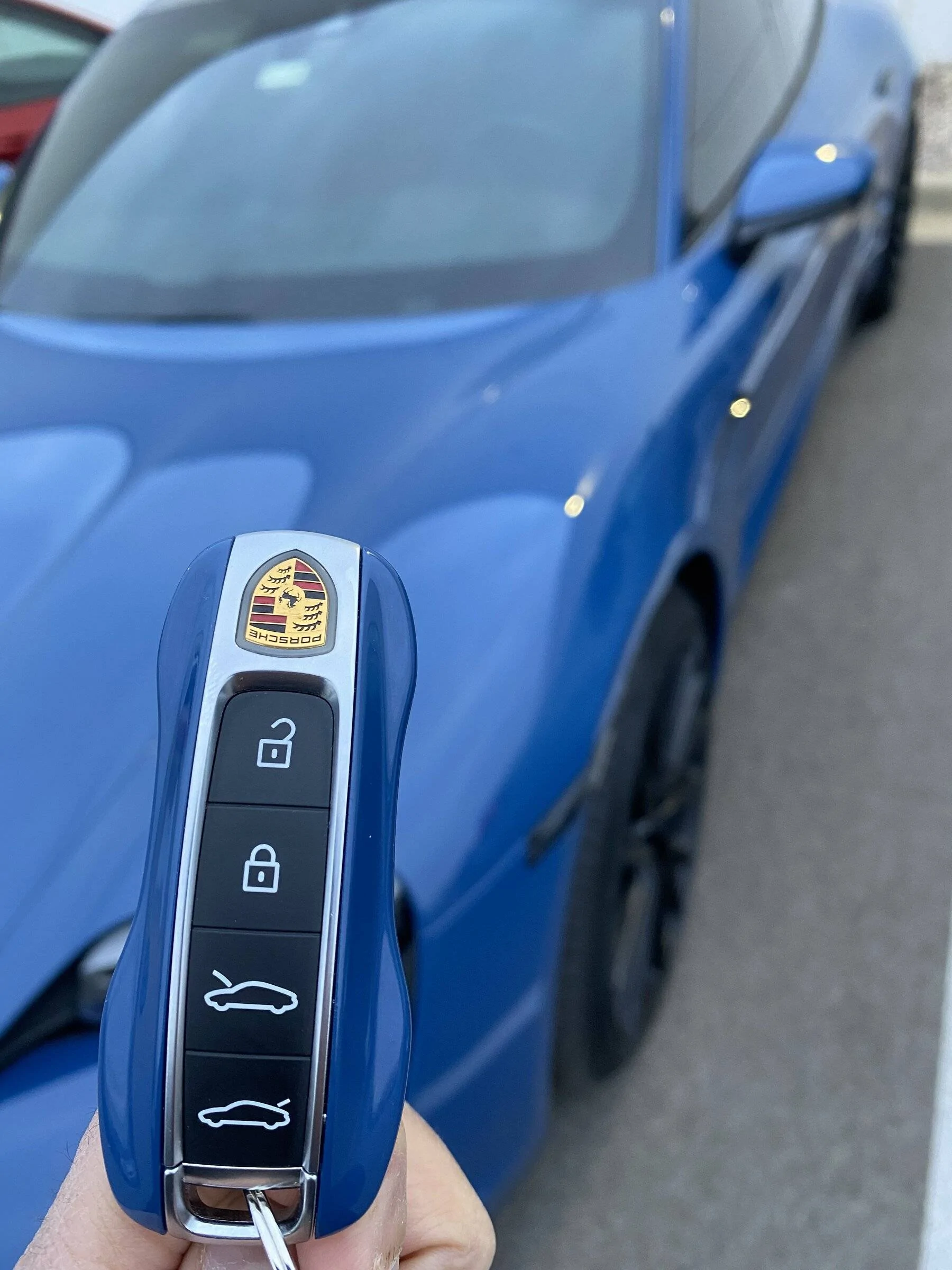 Porsche Taycan NEPTUNE BLUE Taycan Club E8D524C0-2D36-44DE-9CE7-77109489259E