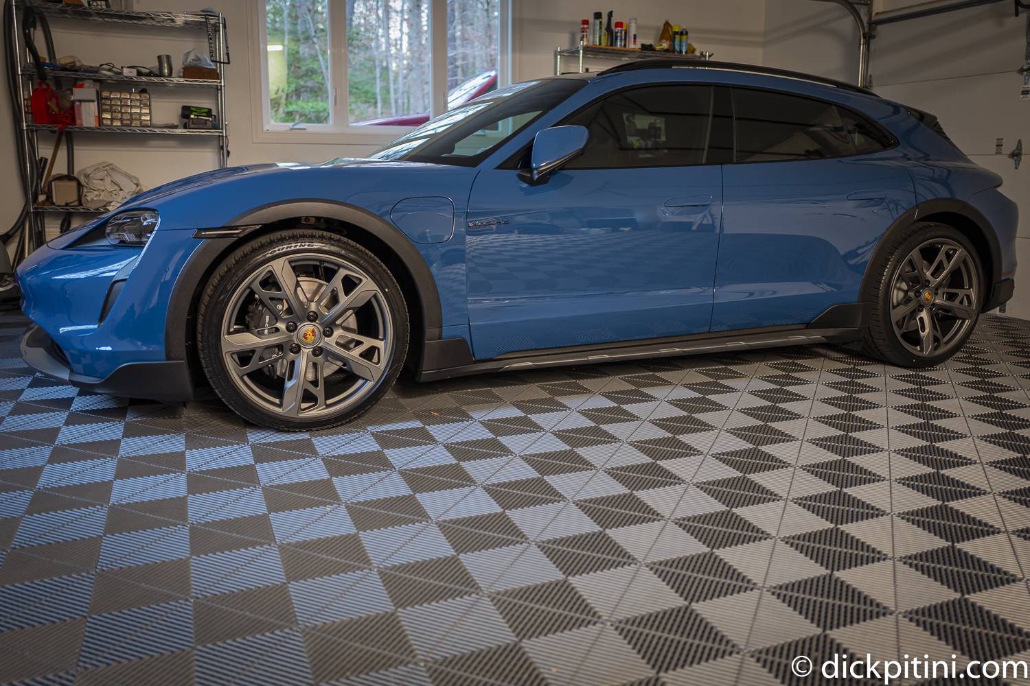 Porsche Taycan NEPTUNE BLUE Taycan Club L1010353-2