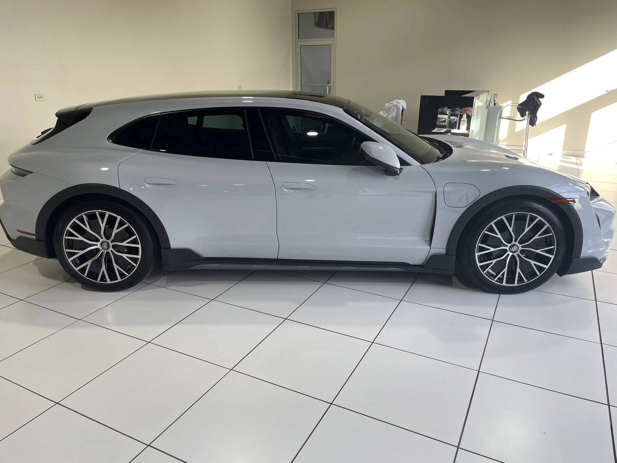 Porsche Taycan ICE GREY Taycan Club F023C6F7-BB06-4A46-9667-CAE1F504A719