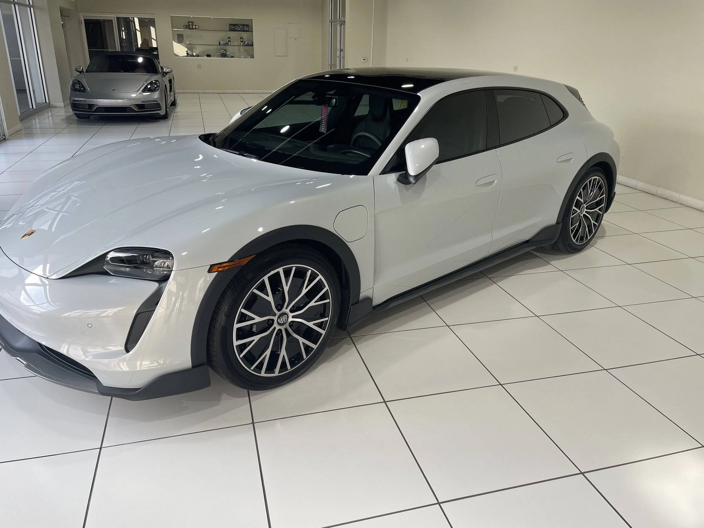 Porsche Taycan ICE GREY Taycan Club 27071695-6F4A-468C-B8AB-0DE66144EE28