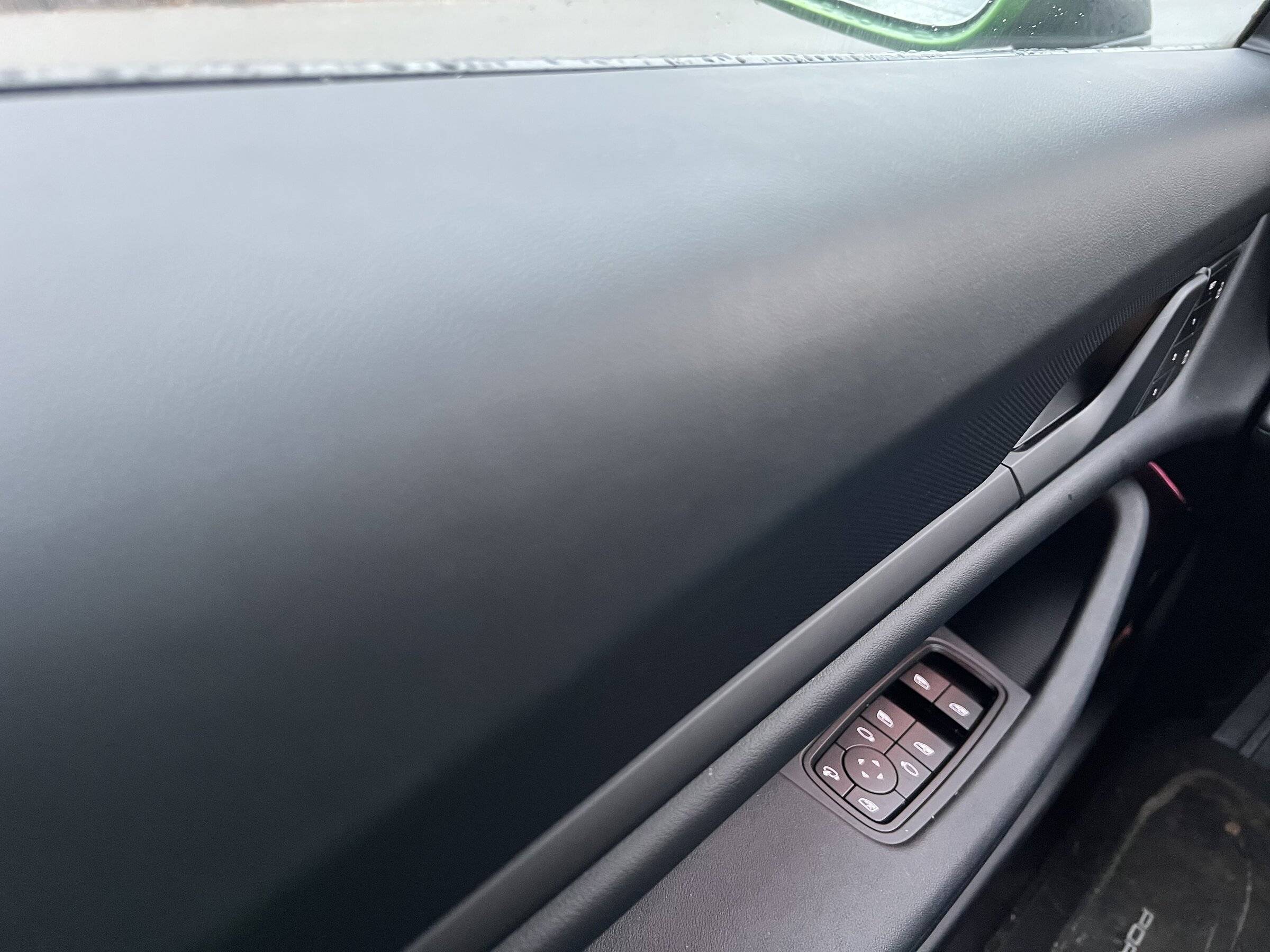 Porsche Taycan Interior door panel poor quality, gloss on doorpanel. 4C718936-EE1A-4BE8-8319-59AF257EFC54