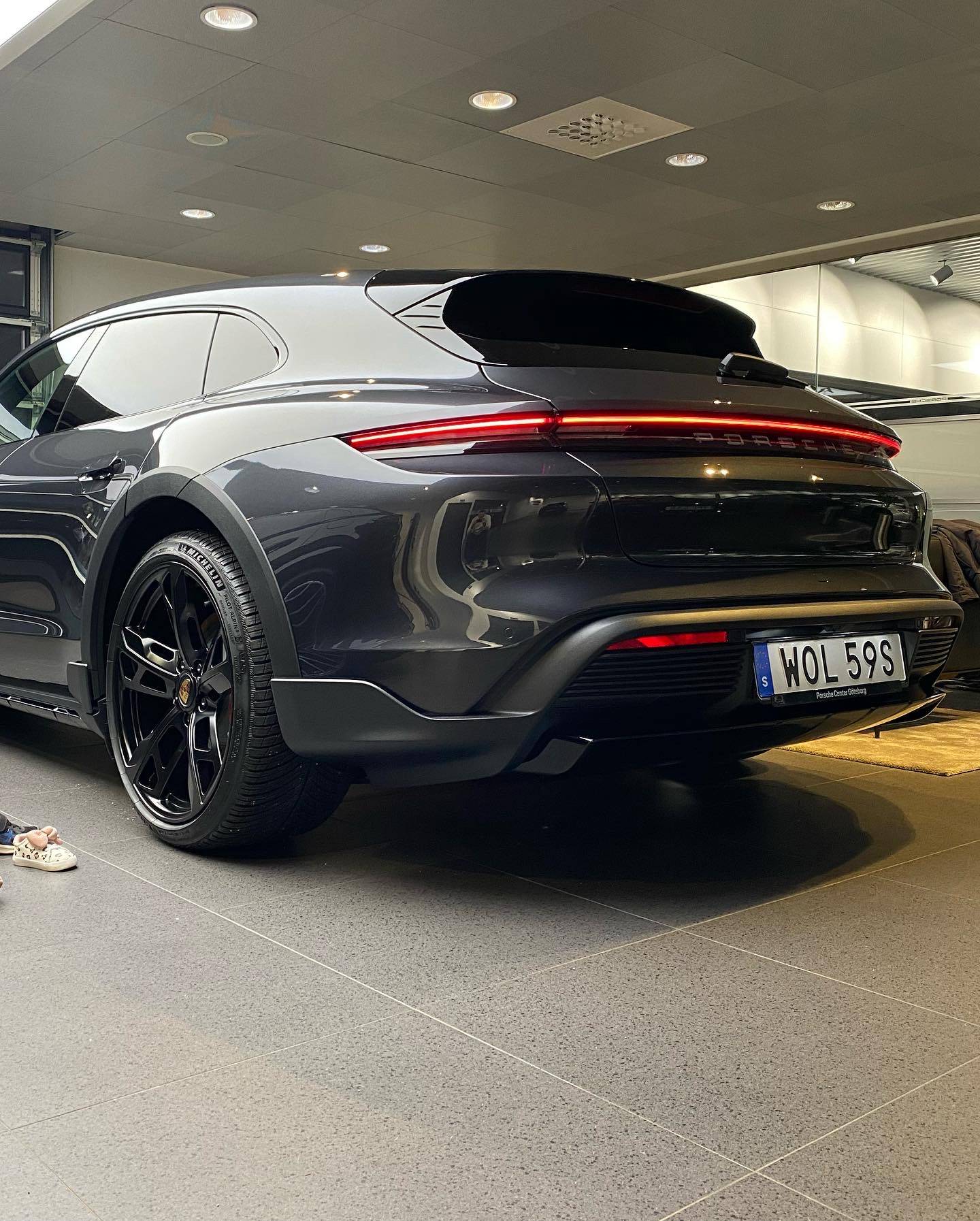 Porsche Taycan VOLCANO GREY Taycan Club 5B717024-96B1-423E-B9B8-10BC660C33FC