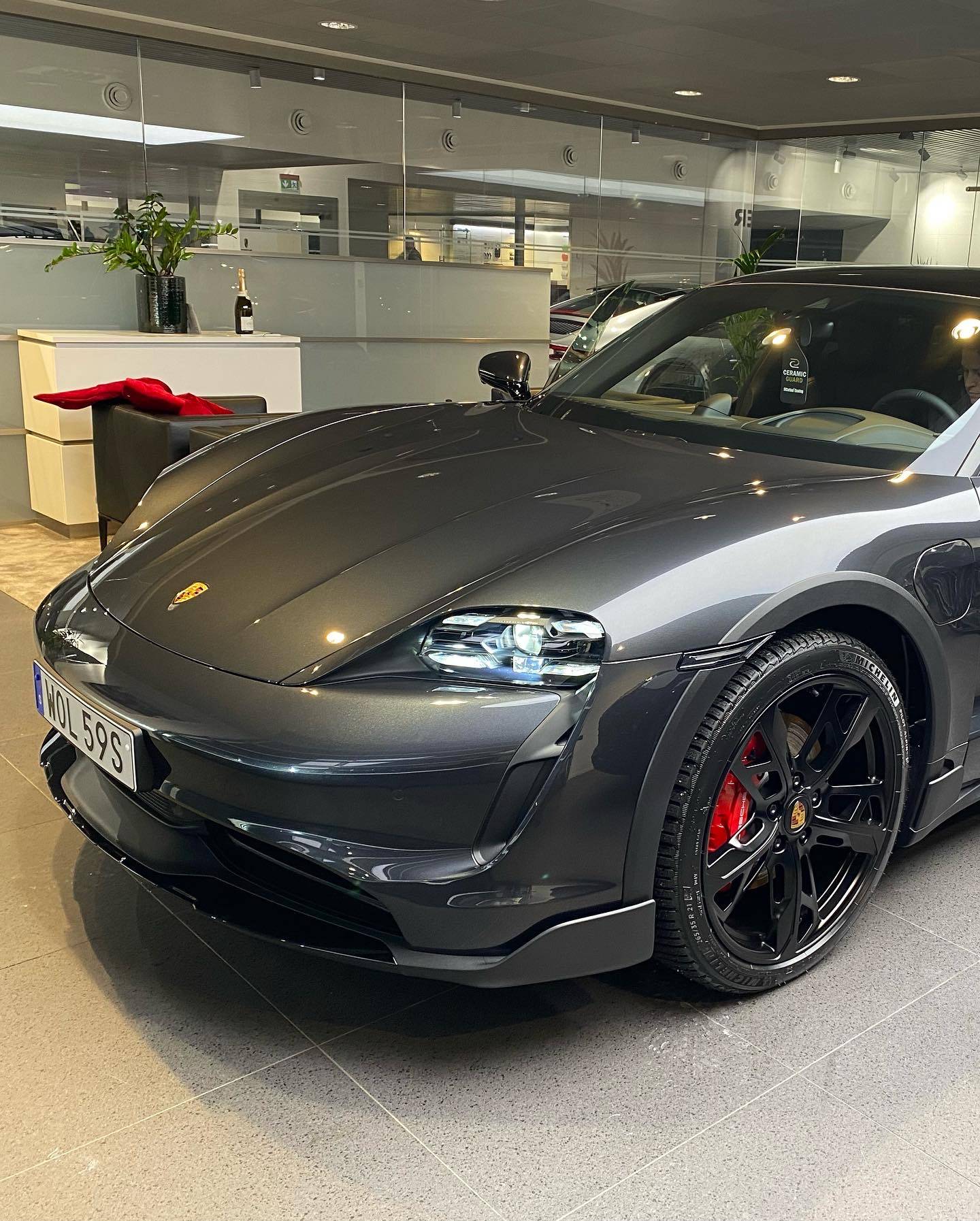 Porsche Taycan VOLCANO GREY Taycan Club 74F10E6F-8EFB-4527-A586-37A23EB2FEAF